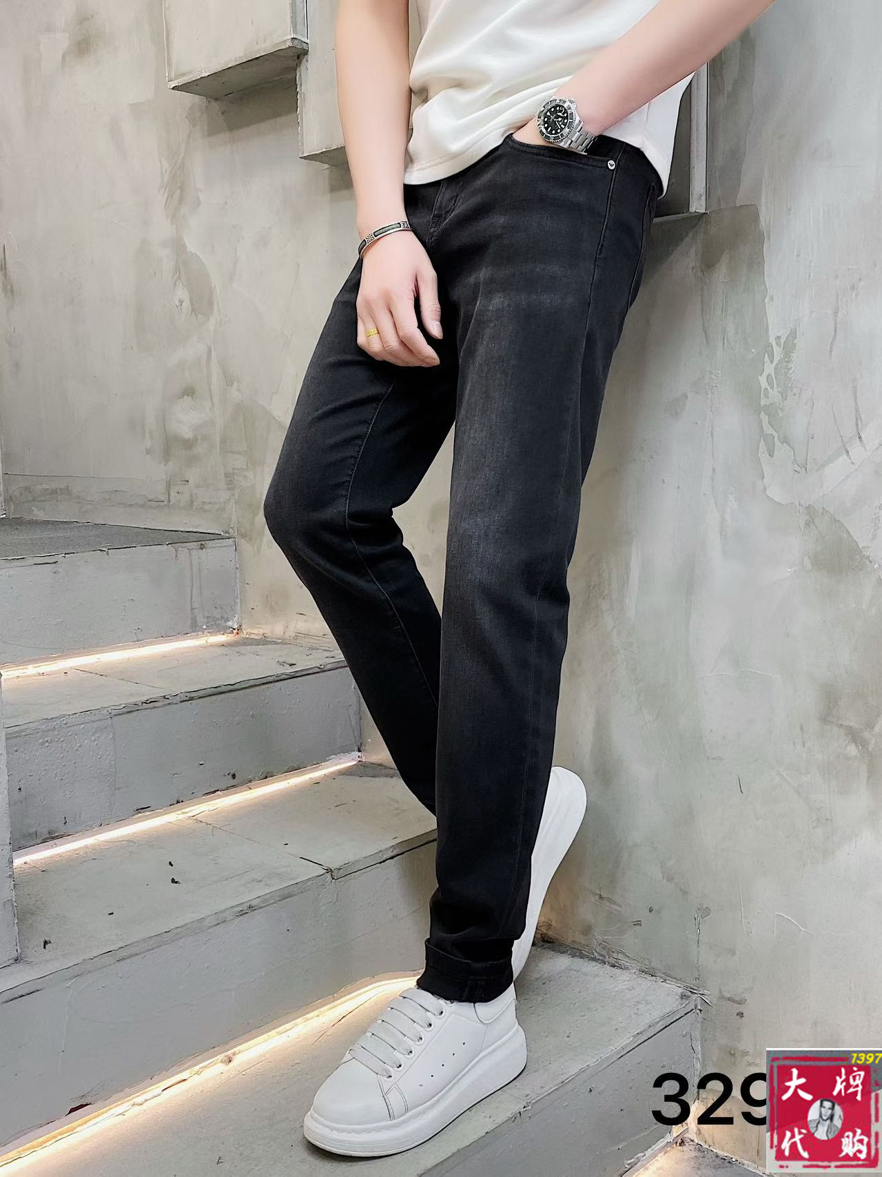 NO:773536,Armani Armani men's jeans original factory original fabric original wash water!  Imported original washed elastic fabric, complicated handicraft superposition, any washing process will turn into a completely different color effect if you stay for a few seconds longer, so it is more precious, especially durable and taste-resistant... Use the best elastic texture of tannin, genuine leather labels, high-end metal accessories... to create a unique and original jeans style!  Original hardware accessories, super correct fit, comfortable and breathable, extremely high grade, counter quality, handsome upper body. Size 29-38, armani, armani, jeans,19860909Armani 阿玛尼 男士牛仔裤原厂原布原洗水！进口原版水洗弹力面料,复杂的手工艺叠加,任何一个洗水环节多停留几秒都会变成完全不一样的颜色效果,所以越加珍贵,特别持久、耐味…… 选用上乘的丹宁弹力质感,真皮皮牌、高定的金属辅料……打造出独特及原创的牛仔裤款型！原版五金辅料,版型超正,舒适透气,档次极高,专柜品质,上身帅气十足.码数29-38,,armani,armani,jeans,,Men's clothing