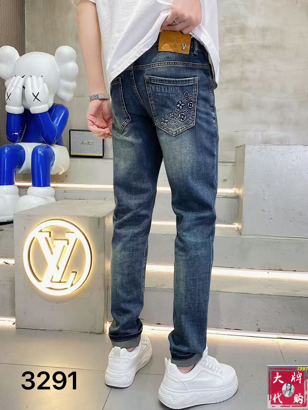 NO:773538,LV Louis Vuitton men's jeans original factory original fabric original wash water!  Imported original washed elastic fabric, complicated handicraft superposition, any washing process will turn into a completely different color effect if you stay for a few seconds longer, so it is more precious, especially durable and taste-resistant... Use the best elastic texture of tannin, genuine leather labels, high-end metal accessories... to create a unique and original jeans style!  Original hardware accessories, super correct fit, comfortable and breathable, extremely high grade, counter quality, handsome upper body. Size 29-38, louis vuitton, louis vuitton, jeans,19860909LV 路易威登 男士牛仔裤原厂原布原洗水！进口原版水洗弹力面料,复杂的手工艺叠加,任何一个洗水环节多停留几秒都会变成完全不一样的颜色效果,所以越加珍贵,特别持久、耐味…… 选用上乘的丹宁弹力质感,真皮皮牌、高定的金属辅料……打造出独特及原创的牛仔裤款型！原版五金辅料,版型超正,舒适透气,档次极高,专柜品质,上身帅气十足.码数29-38,,louis vuitton,louis vuitton,jeans,,Men's clothing