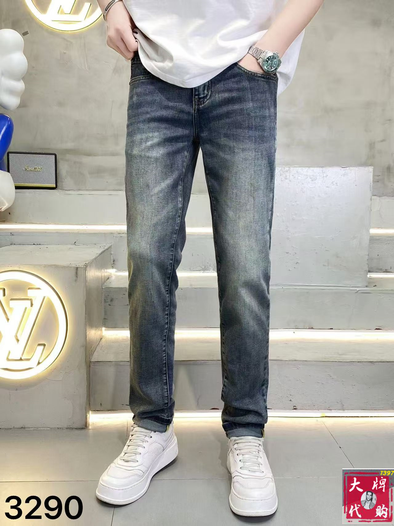 NO:773540,Gucci Gucci men's jeans original factory original fabric original wash water!  Imported original washed elastic fabric, complicated handicraft superposition, any washing process will turn into a completely different color effect if you stay for a few seconds longer, so it is more precious, especially durable and taste-resistant... Use the best elastic texture of tannin, genuine leather labels, high-end metal accessories... to create a unique and original jeans style!  Original hardware accessories, super correct fit, comfortable and breathable, extremely high grade, counter quality, handsome upper body. Size 29-38, gucci, jeans,19860909Gucci 古奇 男士牛仔裤原厂原布原洗水！进口原版水洗弹力面料,复杂的手工艺叠加,任何一个洗水环节多停留几秒都会变成完全不一样的颜色效果,所以越加珍贵,特别持久、耐味…… 选用上乘的丹宁弹力质感,真皮皮牌、高定的金属辅料……打造出独特及原创的牛仔裤款型！原版五金辅料,版型超正,舒适透气,档次极高,专柜品质,上身帅气十足.码数29-38,,gucci,jeans,,Men's clothing