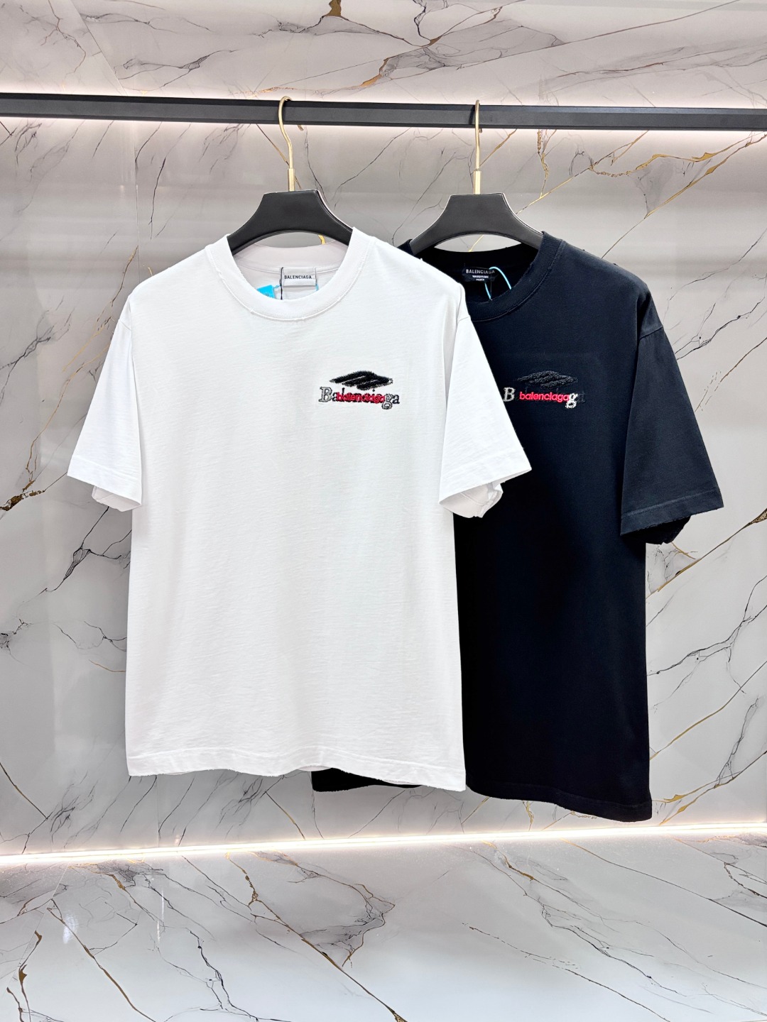 NO:837489,Balenciaga Balenciaga spring and summer new model debuts the latest short-sleeved round neck T-shirt, high-end custom design, avant-garde and fashionable!  Brand logo heavy craftsmanship printing design. Comfortable to wear. Exquisite stitching. Fine workmanship. The upper body effect is incomparably handsome!  Same style for men and women!  Size S-XL,,balenciaga,balenciaga,T-shirt,tees,t-shirt,19860909Balenciaga 巴黎世家 春夏新款首发最新款短袖圆领T恤 高端订制 设计前卫时尚！品牌logo重工艺印花设计 .穿着舒适.级别精致车线.做工精细.上身效果无敌帅气！男女同款！码数S-XL,,balenciaga,balenciaga,T-shirt,tees，t-shirt,,Men's clothing