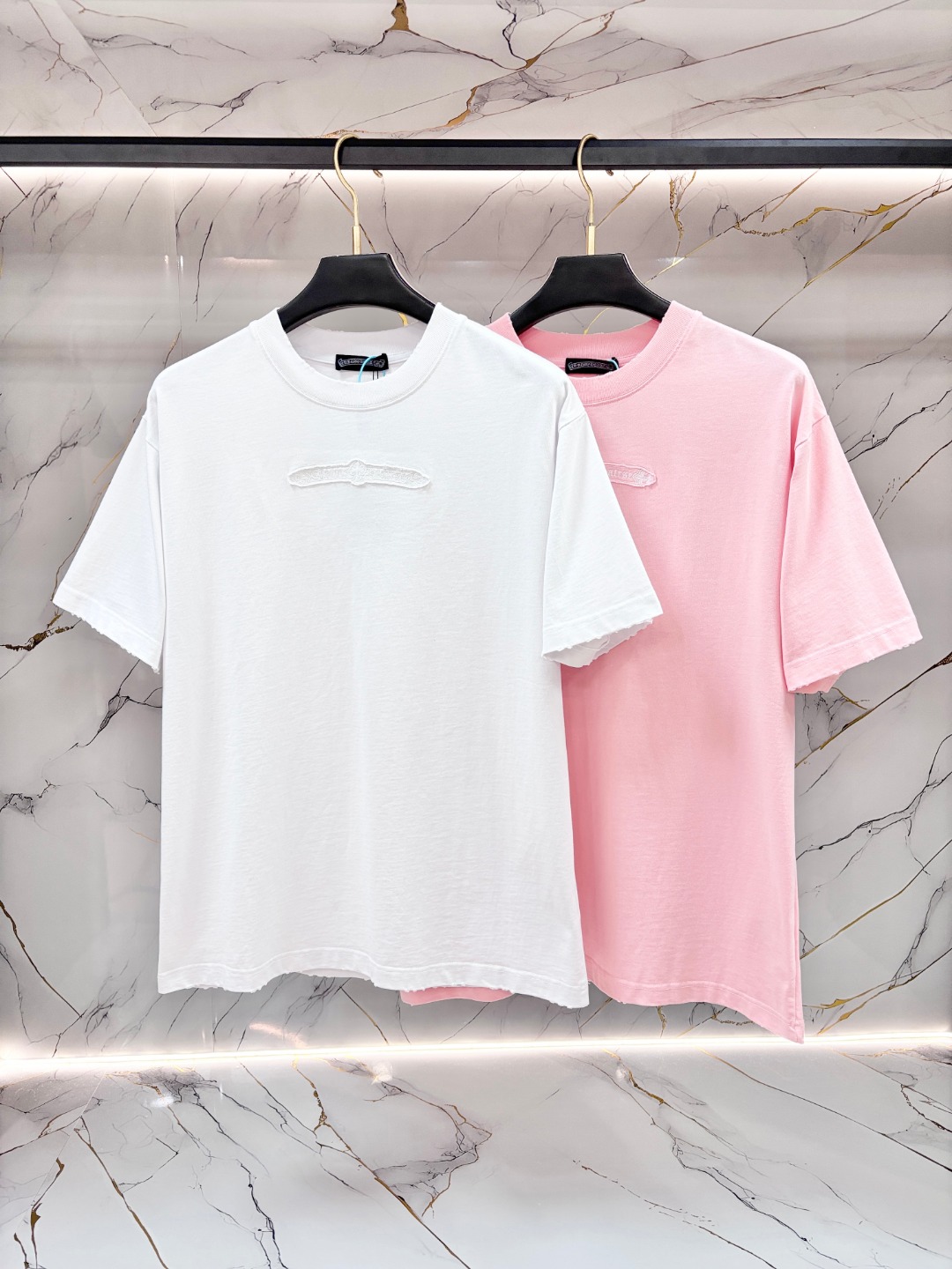 NO:826895,Crow Heart's latest spring and summer new style short-sleeved round neck T-shirt, high-end custom design, avant-garde and fashionable!  Brand logo heavy craftsmanship printing design. Comfortable to wear. Exquisite stitching. Fine workmanship. The upper body effect is incomparably handsome!  Same style for men and women!  Size S-XL,,chrome hearts,T-shirt,tees,t-shirt,19860909克罗心 春夏新款首发最新款短袖圆领T恤 高端订制 设计前卫时尚！品牌logo重工艺印花设计 .穿着舒适.级别精致车线.做工精细.上身效果无敌帅气！男女同款！码数S-XL,,chrome hearts,T-shirt,tees，t-shirt,,Men's clothing