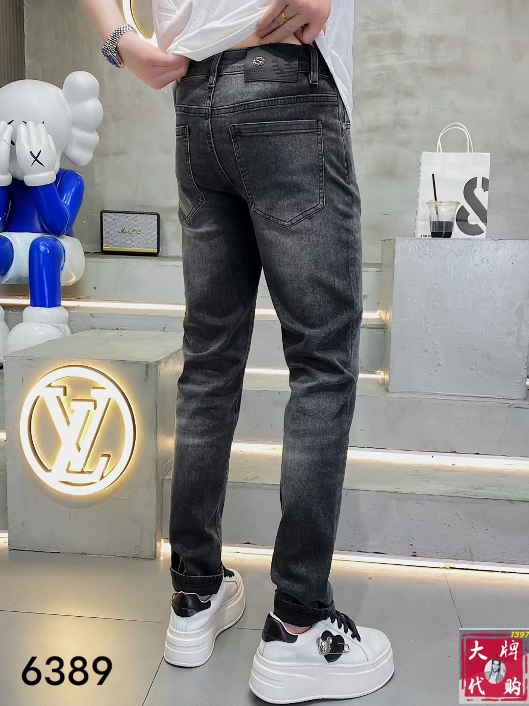 NO:911242,Gucci Gucci men's jeans original factory original fabric original wash water!  Imported original washed elastic fabric, complicated handicraft superposition, any washing process will turn into a completely different color effect if you stay for a few seconds longer, so it is more precious, especially durable and taste-resistant... Use the best elastic texture of tannin, genuine leather labels, high-end metal accessories... to create a unique and original jeans style!  Original hardware accessories, super correct fit, comfortable and breathable, extremely high grade, counter quality, handsome upper body. Size 29-38, gucci, jeans,19860909Gucci 古奇 男士牛仔裤原厂原布原洗水！进口原版水洗弹力面料,复杂的手工艺叠加,任何一个洗水环节多停留几秒都会变成完全不一样的颜色效果,所以越加珍贵,特别持久、耐味…… 选用上乘的丹宁弹力质感,真皮皮牌、高定的金属辅料……打造出独特及原创的牛仔裤款型！原版五金辅料,版型超正,舒适透气,档次极高,专柜品质,上身帅气十足.码数29-38,,gucci,jeans,,Men's clothing