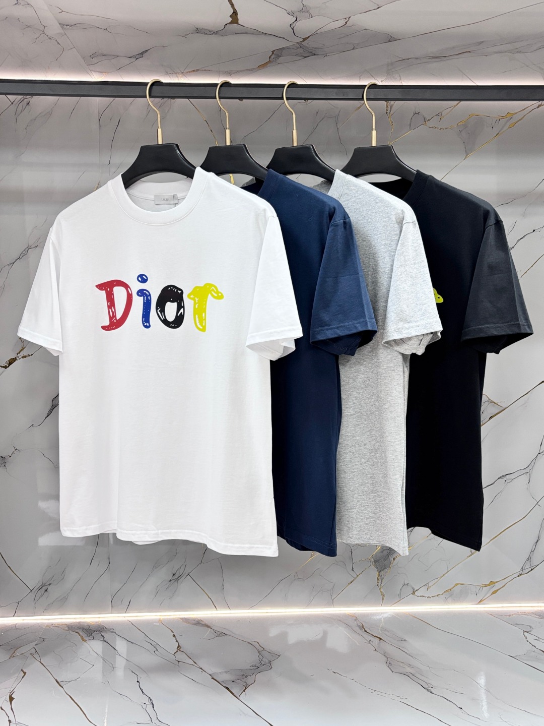 NO:775540,DIOR Men's short-sleeved T-shirt, available in black and white, same style for men and women, a must-have item for summer!  It feels comfortable, breathable and not stuffy, and the details of the workmanship are in place. It has Mickey Mouse print on the chest, which is very trendy. It is stylish and can be worn with both business and leisure. It has a high rate of return when going out. Size S-XL, dior, dior, T-shirt, tees, t-shirt,19860909DIOR 迪奥 男士短袖T恤,黑白两色可选,男女同款,夏季必备单品！ 手感舒服,透气不闷,做工细节很到位,胸前米奇老鼠印花,潮流感十足,穿着有型,商务休闲都能搭,出街回头率高.码数S-XL,,dior,dior,T-shirt,tees，t-shirt,,Men's clothing