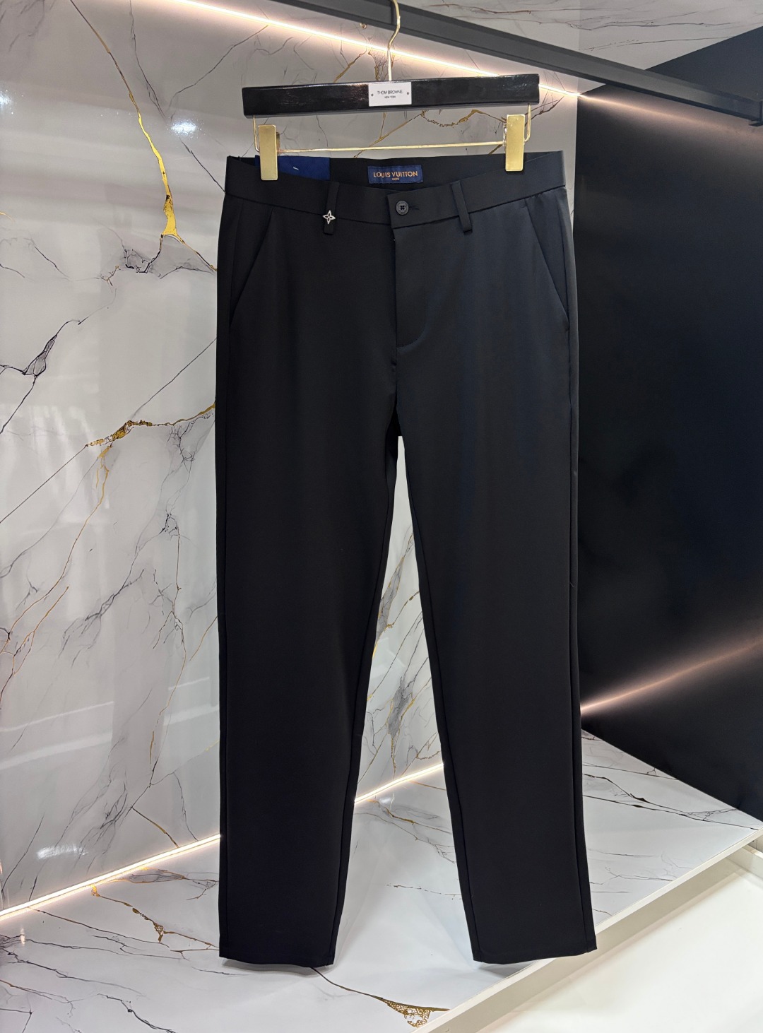 NO:903447,LV Louis Vuitton high-end customized, latest casual pants, original customized replica, customer-supplied hardware accessories, original quality, imported composite fabrics, anti-wrinkle and firm, breathable and comfortable. Fine workmanship and routing. Excellent upper body, size 30-40,, louis vuitton, louis vuitton,19860909LV 路易威登高端定制、最新款休闲休闲裤,原版定制复刻 客供五金辅料 原单品质 进口复合面料 抗皱坚挺,透气舒适.做工走线精细 上身绝佳,尺码30-40,,louis vuitton,louis vuitton,,Men's clothing