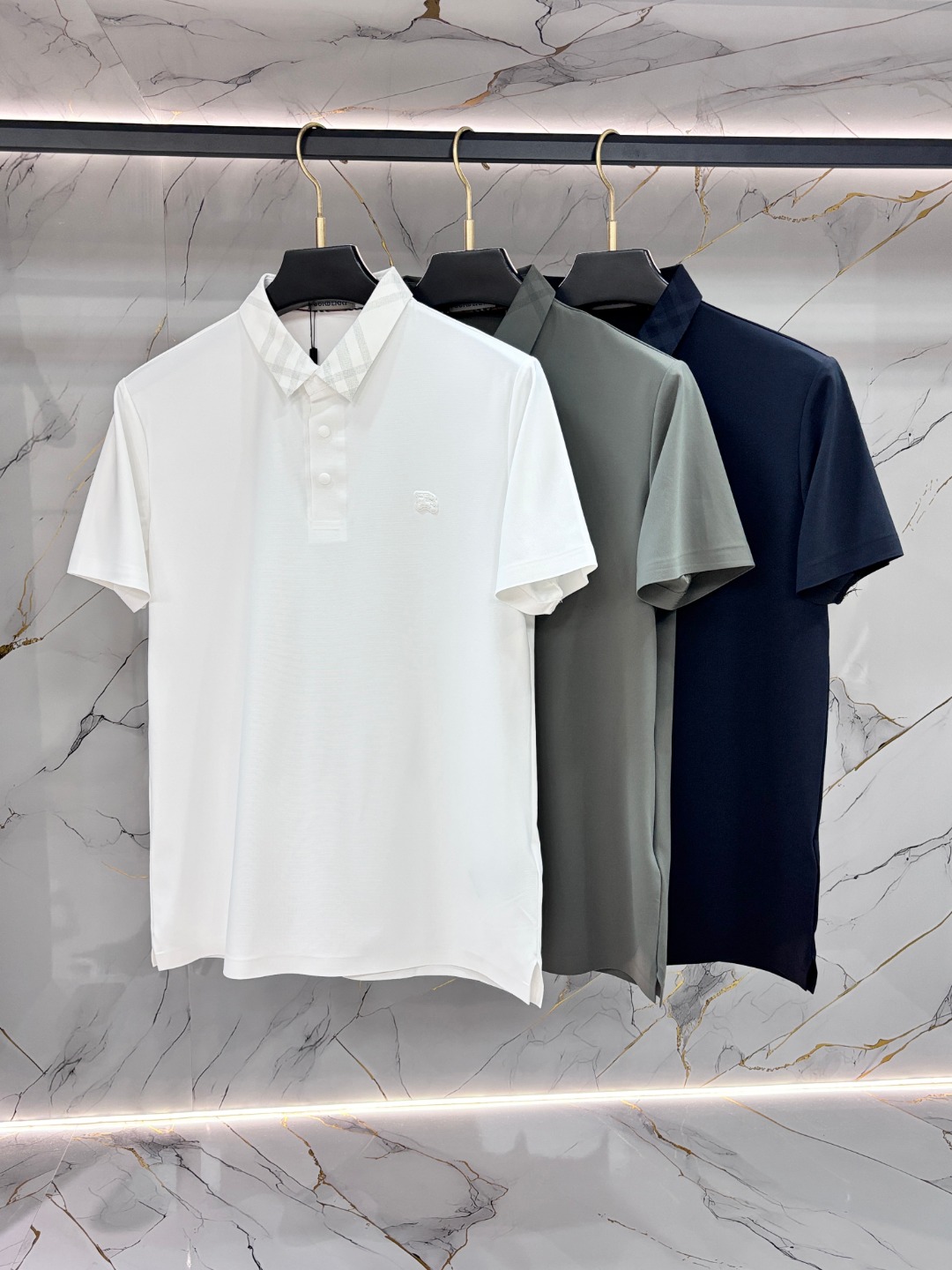 NO:773578,Burberry Men's Lapel Polo Shirt!  Classic business men's style, the ceiling-level business men's style of high-end men's clothing!  Simple and fashionable yet elegant, it looks great when worn alone, and quality control/details control can be taken away with your eyes closed. It is low-key, luxurious and connotative!  The custom-woven mesh pique cotton fabric supplied by the customer is carefully made. The mesh texture is evenly arranged on the surface of the fabric. It has excellent breathability and heat dissipation and perspiration. The upper body comfort is completely better than ordinary single-sided jersey tissue!  The classic brand LOGO on the hem is made with top-notch craftsmanship. The LOGO is three-dimensional, clear and full, and has extraordinary texture. Whether it is worn as an inner layer or worn alone, it is a classic product!  The exquisite cutting technology and every detail are handled very standard and delicately, which cannot be compared with other low-end products on the market. It is a must-have basic and versatile style for men!  Size M-4XL,,burberry,burberry,19860909Burberry 巴宝莉 男士翻领Polo衫！经典商务男款,高端男装的天花板级别的商务男款！简约时尚大气不失优雅,单穿内搭体面过人,品质控/细节控的闭眼带走,低调又奢华有内涵！ 客供定织网眼珠地棉布精心制成,面料表面排列均匀整齐的网眼纹理,透气性和散热排汗性极佳,上身舒适程度完全优于普通单面汗布组织！下摆经典的品牌LOGO标识,采用顶级工艺打造,LOGO立体清晰饱满,质感非凡的特质,无论是内搭还是单穿都是一款经典领域的产品！精妙绝伦的裁剪工艺,每一个细节处理的非常标准细腻,非市面一般LOW货可以媲美的,男士必入基础百搭款！ 码数M-4XL,,burberry,burberry,,Men's clothing