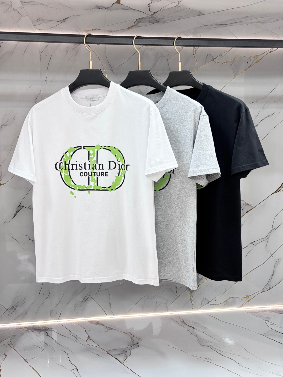 NO:831103,DIOR Dior spring and summer new style debuts the latest short-sleeved round neck T-shirt, high-end customization, avant-garde and fashionable design!  Brand logo heavy craftsmanship printing design. Comfortable to wear. Exquisite stitching. Fine workmanship. The upper body effect is incomparably handsome!  Same style for men and women!  Size S-XL,,dior,dior,T-shirt,tees,t-shirt,19860909DIOR 迪奥 春夏新款首发最新款短袖圆领T恤 高端订制 设计前卫时尚！品牌logo重工艺印花设计 .穿着舒适.级别精致车线.做工精细.上身效果无敌帅气！男女同款！码数S-XL,,dior,dior,T-shirt,tees，t-shirt,,Men's clothing