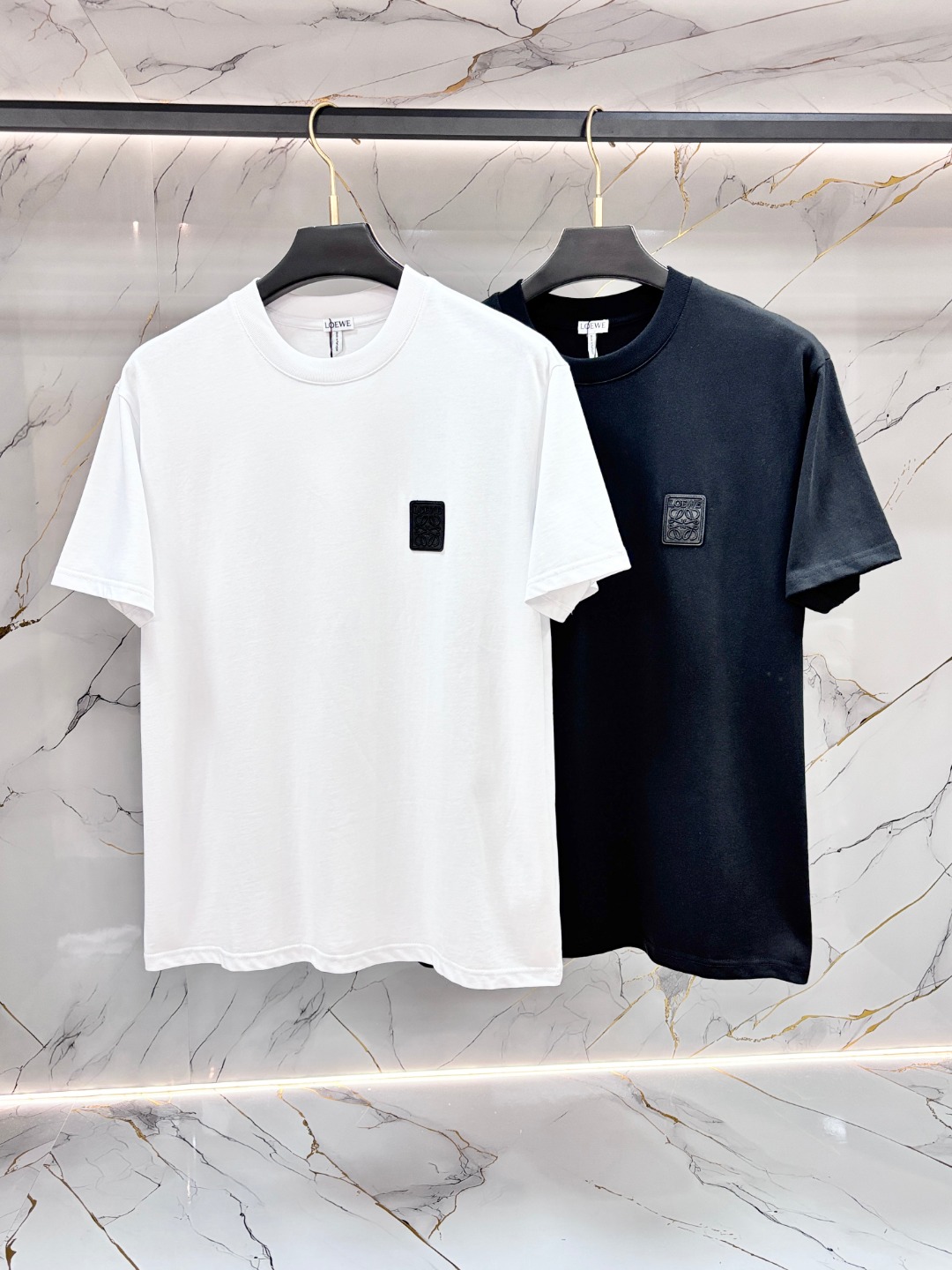 NO:911274,Loewe Luo Yiwei's new spring and summer new style debuts the latest short-sleeved round neck T-shirt, high-end custom design, avant-garde and fashionable!  Brand logo heavy craftsmanship printing design. Comfortable to wear. Exquisite stitching. Fine workmanship. The upper body effect is incomparably handsome!  Same style for men and women!  Size S-XL,,loewe,loewe,T-shirt,tees,t-shirt,19860909Loewe 罗意威 春夏新款首发最新款短袖圆领T恤 高端订制 设计前卫时尚！品牌logo重工艺印花设计 .穿着舒适.级别精致车线.做工精细.上身效果无敌帅气！男女同款！码数S-XL,,loewe,loewe,T-shirt,tees，t-shirt,,Men's clothing