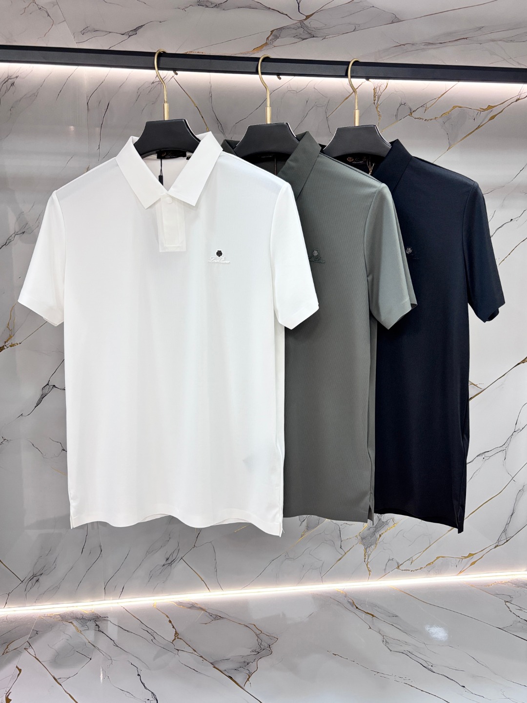 NO:773575,LP Loro Piana men's POLO shirt, made in Italy, sold through foreign channels, complete with three labels. Classic zipper design, embroidered logo on the chest, light and breathable fabric, very comfortable to wear in summer, correct fit, suitable for business and leisure, suitable for daily commuting and sports. Size M-4XL, loro piana,19860909LP 诺悠翩雅 男士POLO衫,意大利原产,洋行渠道货,三标齐全.经典拉链设计,胸前刺绣logo,面料轻薄透气,夏天穿很舒服,版型正,商务休闲都能搭,日常通勤、运动都合适.码数M-4XL,,loro piana,,Men's clothing