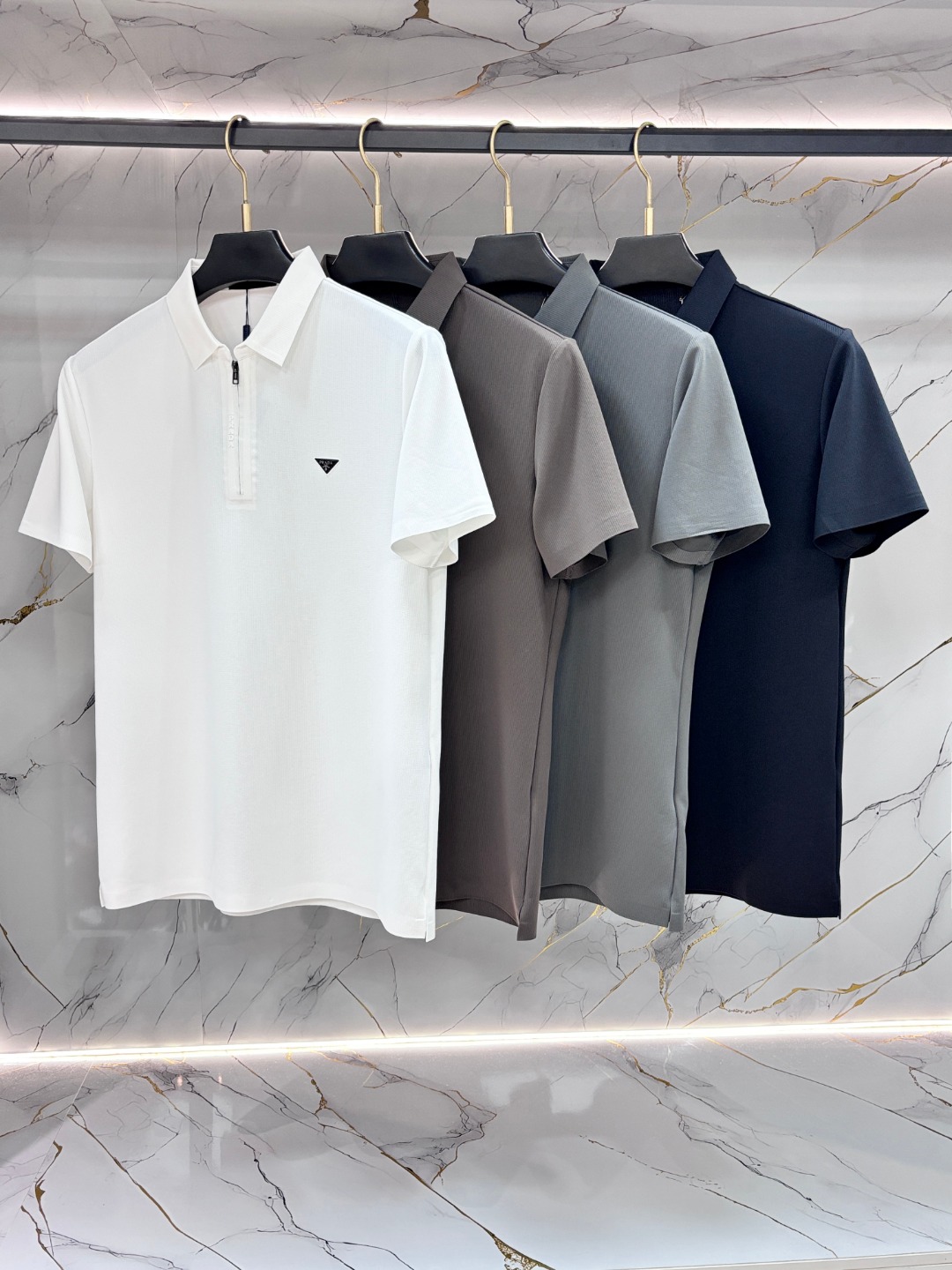 NO:847150,Prada Men's POLO shirt, made in Italy, sold through foreign channels, complete with three labels. Classic zipper design, embroidered logo on the chest, light and breathable fabric, very comfortable to wear in summer, good fit, suitable for business and leisure, suitable for daily commuting and sports. Size M-4XL,, prada, prada,19860909Prada 普拉达 男士POLO衫,意大利原产,洋行渠道货,三标齐全.经典拉链设计,胸前刺绣logo,面料轻薄透气,夏天穿很舒服,版型正,商务休闲都能搭,日常通勤、运动都合适.码数M-4XL,,prada,prada,,Men's clothing