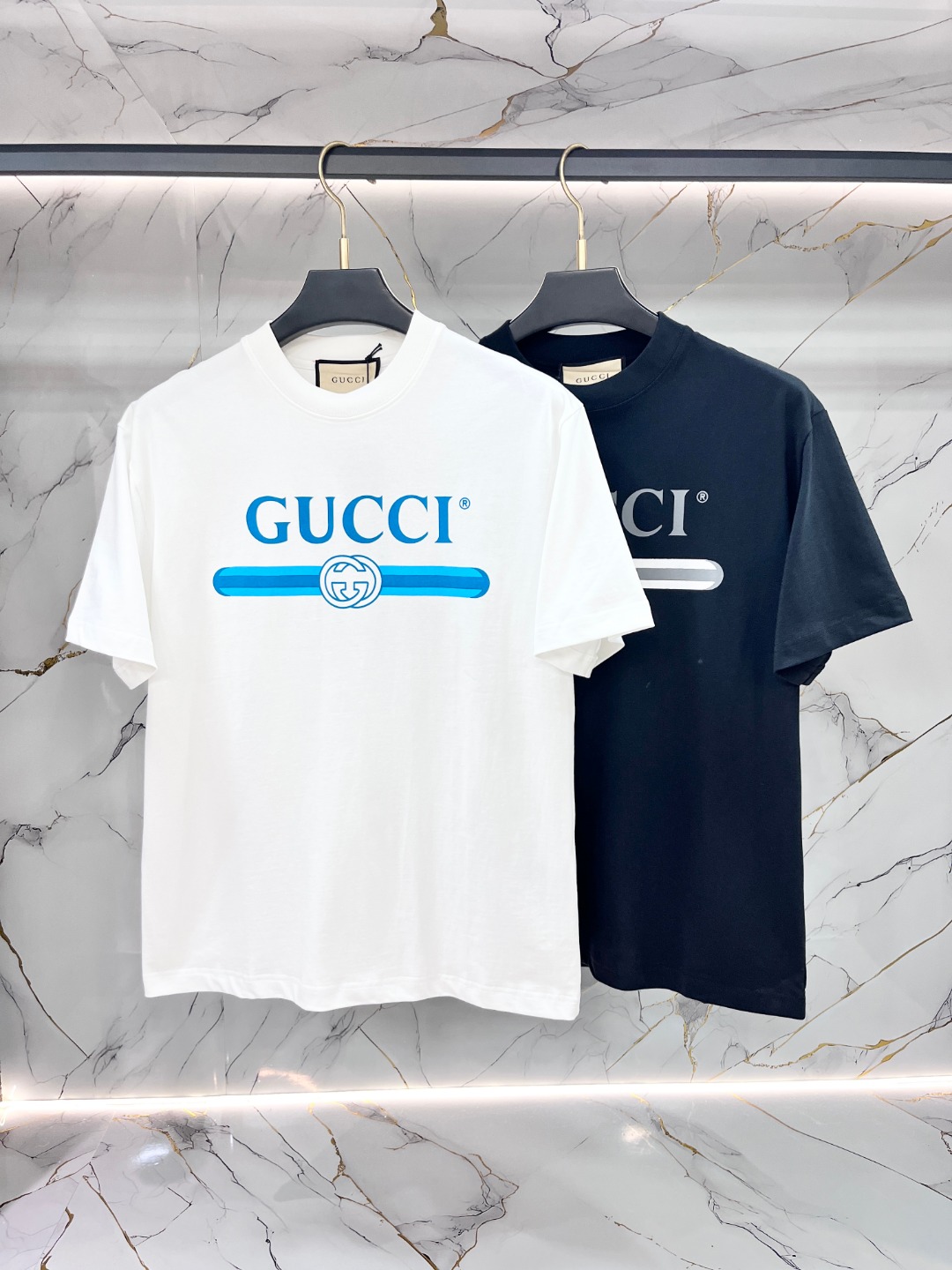 NO:773561,Gucci Gucci Fat Brother's Gospel can be worn up to 200 pounds in XL, top round neck casual short sleeves, top version, advanced customization and versatile style, anyone can easily control it, fully customized fabrics, latest logo design of luxury classic brand on the chest, very classy and a must-have for those who know their stuff!  The tailoring is slim-fitting, very refined, shows off aura, and highlights the sophistication of business men. This is unique, it has just the right amount of slim fit, and the upper body effect is great!  Sizes XS-XL (counter sizes are equivalent to M-3XL),,gucci,T-shirt,19860909Gucci 古奇 胖哥福音最大XL可穿200斤 顶级圆领休闲短袖 顶级版本 高级定制百搭款式 任何人都可以轻松驾驭 面料全订制工艺 胸前奢华经典品牌最新logo设计,非常显档次懂货的必须入！版型剪裁属于修身款 非常精致,显气场,又会凸显商务男士的精致,这就是独到之处,恰到好处的修身,上身效果非常赞！尺码XS-XL（专柜码等同M-3XL）,,gucci,T-shirt,,Men's clothing