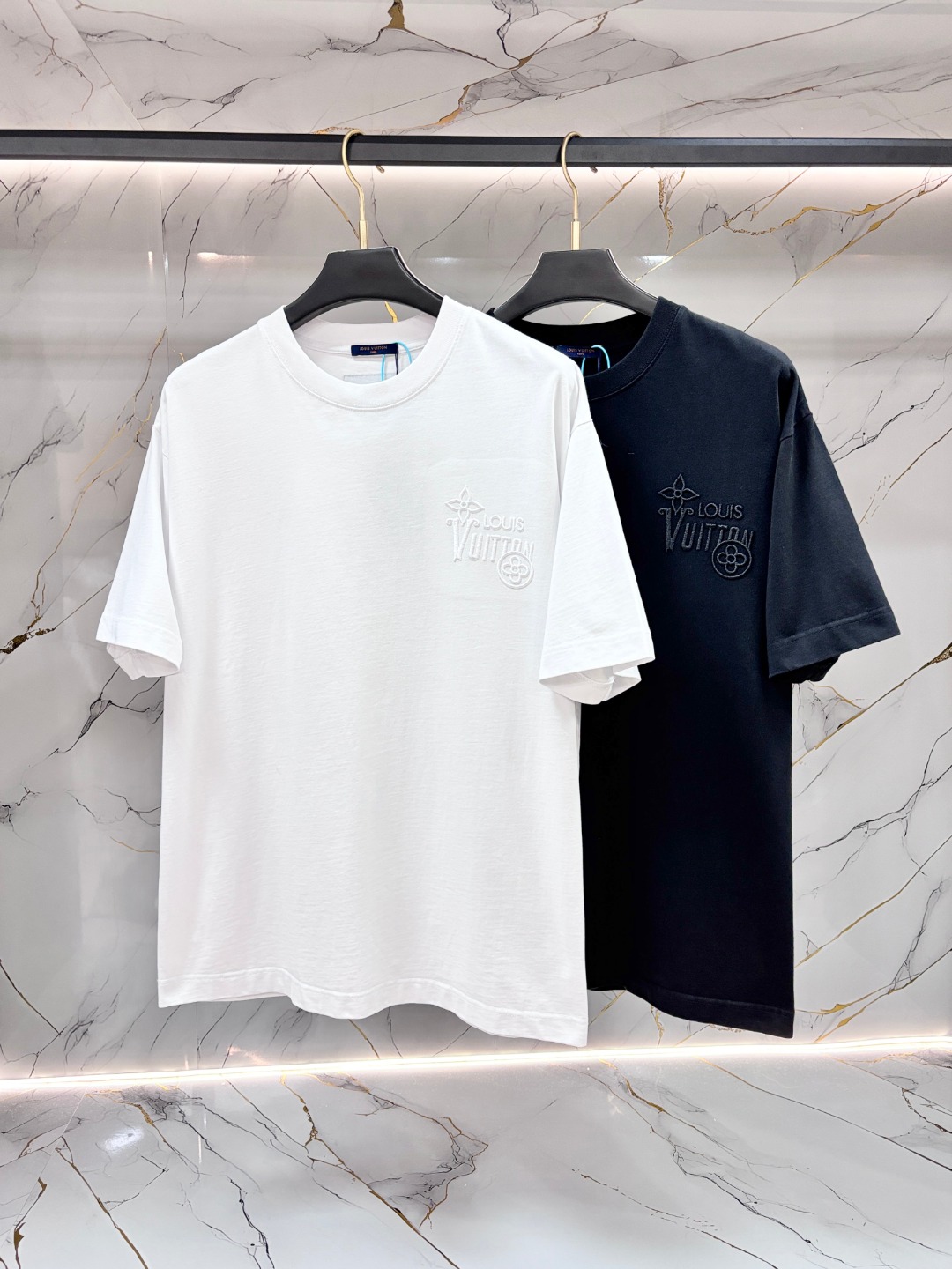 NO:775544,LV Louis Vuitton spring and summer new style debuts the latest short-sleeved round neck T-shirt, high-end customization, avant-garde and fashionable design!  Brand logo heavy craftsmanship printing design. Comfortable to wear. Exquisite stitching. Fine workmanship. The upper body effect is incomparably handsome!  Same style for men and women!  Size S-XL,,louis vuitton,louis vuitton,T-shirt,tees,t-shirt,19860909LV 路易威登 春夏新款首发最新款短袖圆领T恤 高端订制 设计前卫时尚！品牌logo重工艺印花设计 .穿着舒适.级别精致车线.做工精细.上身效果无敌帅气！男女同款！码数S-XL,,louis vuitton,louis vuitton,T-shirt,tees，t-shirt,,Men's clothing