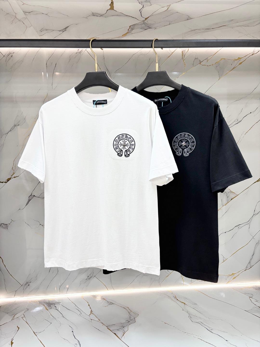 NO:773550,Crow Heart's latest spring and summer new style short-sleeved round neck T-shirt, high-end custom design, avant-garde and fashionable!  Brand logo heavy craftsmanship printing design. Comfortable to wear. Exquisite stitching. Fine workmanship. The upper body effect is incomparably handsome!  Same style for men and women!  Size S-XL,,chrome hearts,T-shirt,tees,t-shirt,19860909克罗心 春夏新款首发最新款短袖圆领T恤 高端订制 设计前卫时尚！品牌logo重工艺印花设计 .穿着舒适.级别精致车线.做工精细.上身效果无敌帅气！男女同款！码数S-XL,,chrome hearts,T-shirt,tees，t-shirt,,Men's clothing