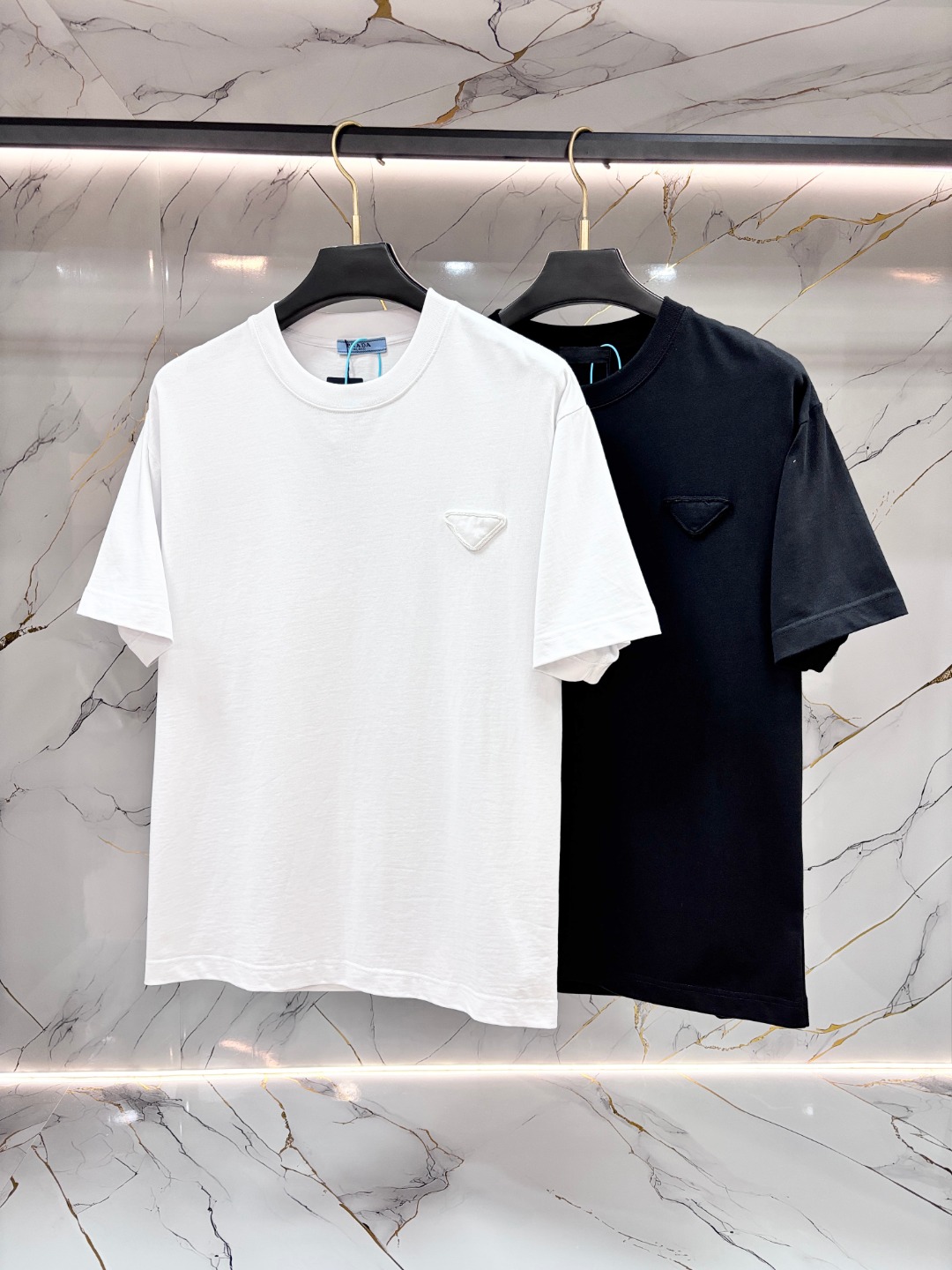 NO:773548,Prada Prada spring and summer new style debuts the latest short-sleeved round neck T-shirt with high-end customization and avant-garde fashion design!  Brand logo heavy craftsmanship printing design. Comfortable to wear. Exquisite stitching. Fine workmanship. The upper body effect is incomparably handsome!  Same style for men and women!  Size S-XL,,prada,prada,T-shirt,tees,t-shirt,19860909Prada 普拉达 春夏新款首发最新款短袖圆领T恤 高端订制 设计前卫时尚！品牌logo重工艺印花设计 .穿着舒适.级别精致车线.做工精细.上身效果无敌帅气！男女同款！码数S-XL,,prada,prada,T-shirt,tees，t-shirt,,Men's clothing