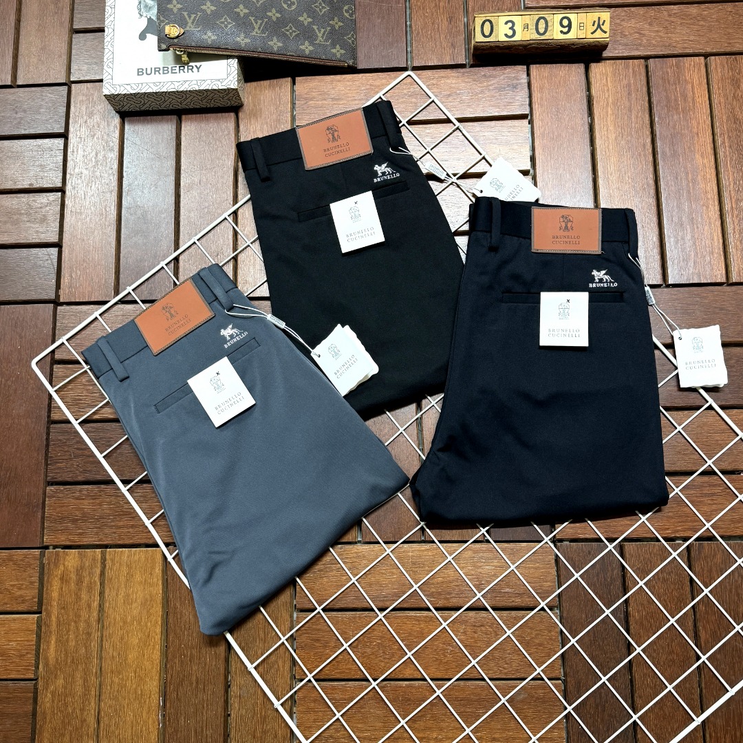 NO:837488,BC new and new products. The best casual pants counter in the physical store. Original 1:1 goods. Suitable for all ages. The highest version of European imported fabrics on the market. Comfortable, soft and skin-friendly. The upper body effect is super. Fashionable and versatile, straight and stylish, a wardrobe must-have. Suitable for any occasion. Sizes 29-40,19860909BC新款新品 实体店极品休闲裤专柜原版1:1好货,适合各个年龄段.市场最高版本的欧洲进口面料.舒适柔软亲肤,上身效果超级棒时尚百搭,笔挺有型,衣橱必备.适合任何场合穿着 尺码29-40,,,Men's clothing