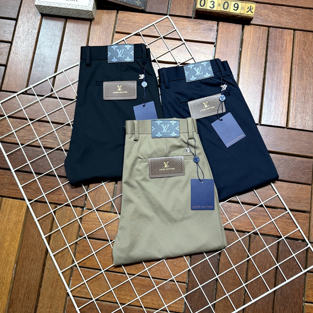 NO:837494,LV Louis Vuitton's new products, the best casual pants counter in the physical store, original 1:1 goods, suitable for all ages. The highest version of European imported fabrics on the market. Comfortable, soft and skin-friendly, the upper body effect is super fashionable and versatile, straight and stylish, a wardrobe must-have. Suitable for any occasion. Sizes 29-40, louis vuitton, louis vuitton,19860909LV 路易威登新款新品 实体店极品休闲裤专柜原版1:1好货,适合各个年龄段.市场最高版本的欧洲进口面料.舒适柔软亲肤,上身效果超级棒时尚百搭,笔挺有型,衣橱必备.适合任何场合穿着 尺码29-40,,louis vuitton,louis vuitton,,Men's clothing
