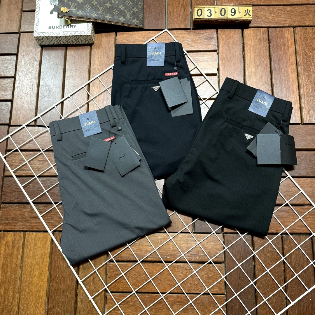 NO:837499,Prada Prada's new products, the best casual pants counter in the physical store, original 1:1 goods, suitable for all ages. The highest version of European imported fabrics on the market. Comfortable, soft and skin-friendly, the upper body effect is super fashionable and versatile, straight and stylish, a wardrobe must-have. Suitable for any occasion, size 29-40, prada, prada,19860909Prada 普拉达新款新品 实体店极品休闲裤专柜原版1:1好货,适合各个年龄段.市场最高版本的欧洲进口面料.舒适柔软亲肤,上身效果超级棒时尚百搭,笔挺有型,衣橱必备.适合任何场合穿着 尺码29-40,,prada,prada,,Men's clothing
