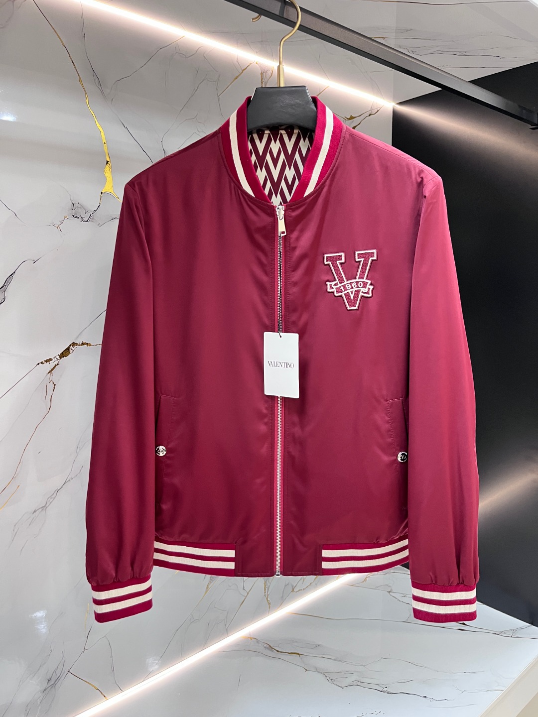 NO:826959,LV Louis Vuitton's new spring jacket, the new product on the show is in perfect condition. It has three labels, full of attractive colors, and a very outstanding design, which can easily enhance the sense of fashion. The workmanship is extremely sophisticated and rigorous, and the wiring is neat and meticulous!  A masterpiece from a famous designer!  The upper body does not look bloated, and it is comfortable to wear in spring and autumn. It is suitable for daily commuting and leisure. Available sizes M ~ 3XL,, louis vuitton, louis vuitton, jackets & coats, jackets & coats,19860909LV 路易威登 开春新款夹克外套,秀场新品品相非常完美 三标齐全色泽饱满诱人,非常出彩的设计,轻松将时髦感进阶,做工极为考究严谨,走线工整细致！大牌设计师巨作！上身不显臃肿、春秋季穿着舒适,日常通勤、休闲都很合适. 现货码数M ～3XL,,louis vuitton,louis vuitton,jackets & coats,jackets & coats,,Men's clothing
