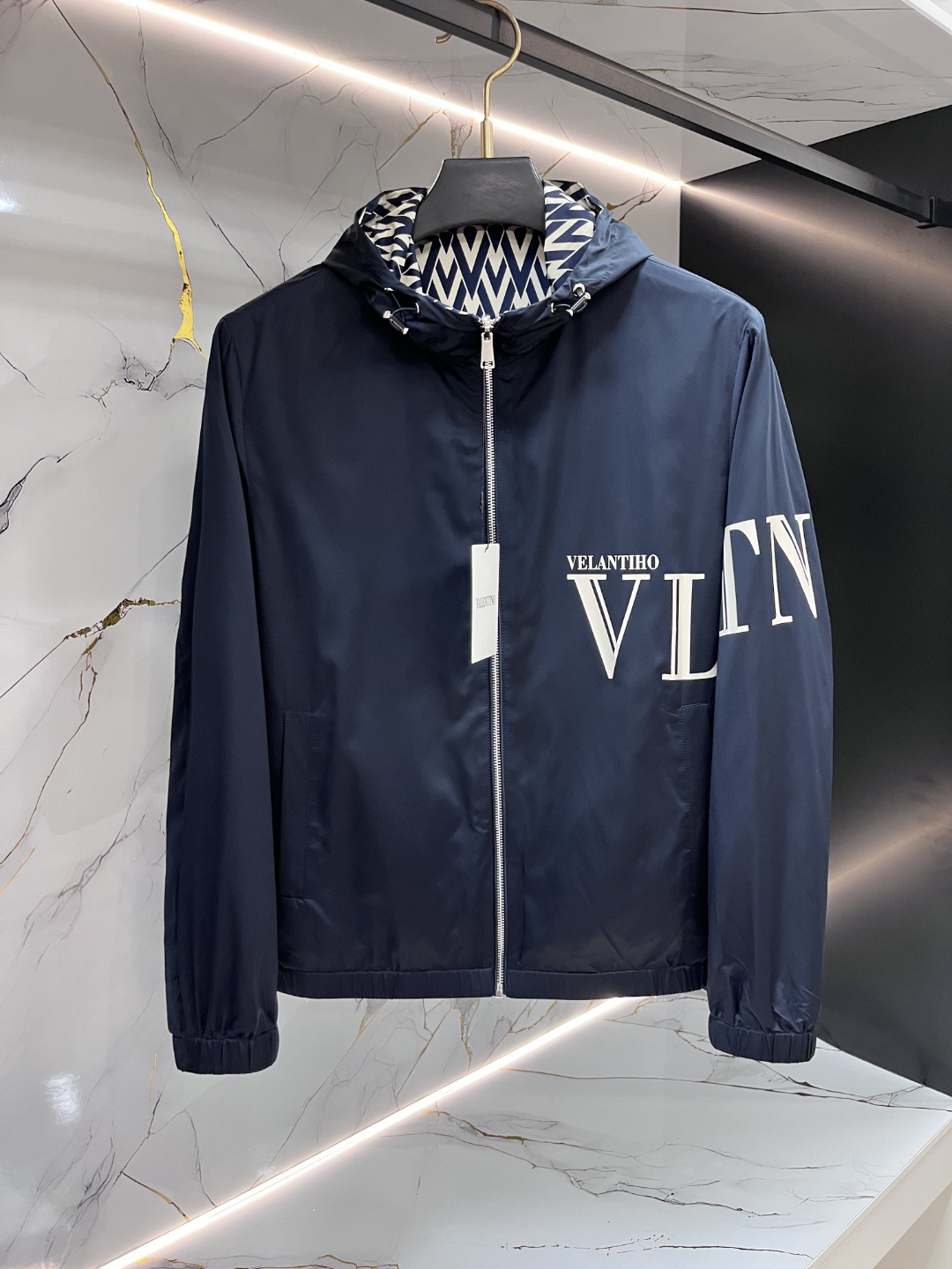 NO:826967,Valentino's new spring jacket, the new product on the show is in perfect condition. It has three labels, full and attractive colors, and a very outstanding design, which can easily enhance the sense of fashion. The workmanship is extremely sophisticated and rigorous, and the wiring is neat and meticulous!  A masterpiece from a famous designer!  The upper body does not look bloated, and it is comfortable to wear in spring and autumn. It is suitable for daily commuting and leisure. Available sizes M ~ 3XL,,valentino,valentino,jackets & coats,jackets & coats,19860909Valentino 华伦天奴 开春新款夹克外套,秀场新品品相非常完美 三标齐全色泽饱满诱人,非常出彩的设计,轻松将时髦感进阶,做工极为考究严谨,走线工整细致！大牌设计师巨作！上身不显臃肿、春秋季穿着舒适,日常通勤、休闲都很合适. 现货码数M ～3XL,,valentino,valentino,jackets & coats,jackets & coats,,Men's clothing