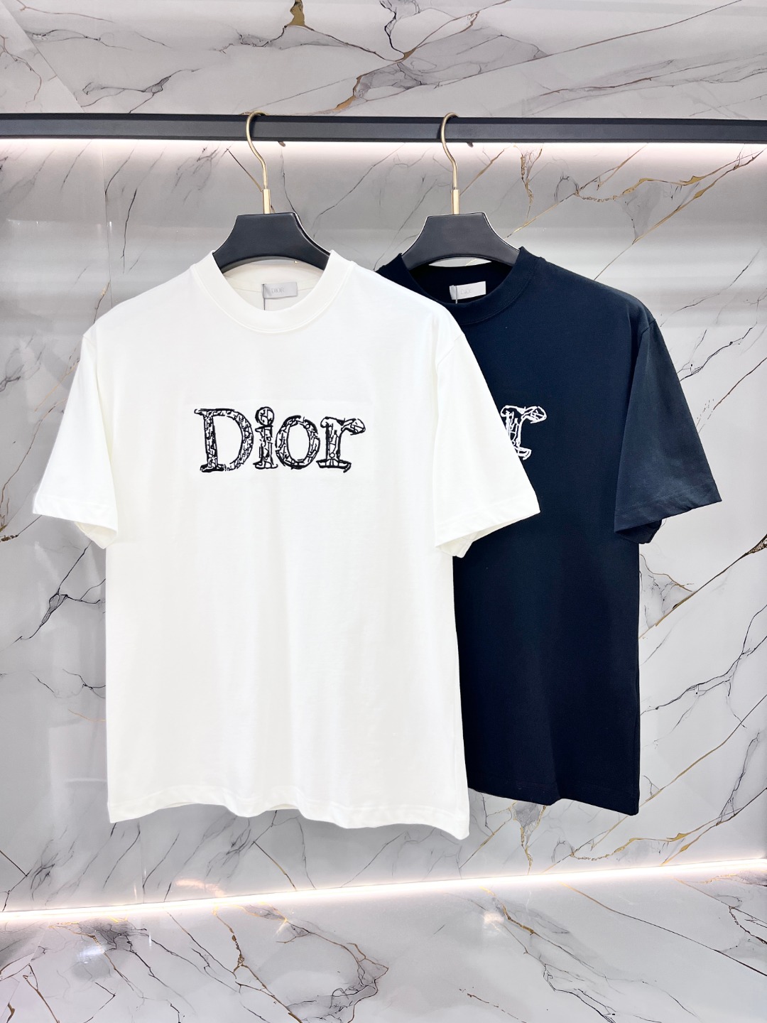 NO:773552,DIOR Dior Fat Brother's Gospel, the largest XL can wear 200 pounds, top round neck casual short sleeves, top version, advanced customization and versatile style, anyone can easily control it, fully customized fabrics, the latest logo design of the luxury classic brand on the chest, very classy and a must buy for those who know the goods!  The tailoring is slim-fitting, very refined, shows off aura, and highlights the sophistication of business men. This is unique, it has just the right amount of slim fit, and the upper body effect is great!  Sizes XS-XL (counter sizes are equivalent to M-3XL), dior, dior, T-shirt,19860909DIOR 迪奥 胖哥福音最大XL可穿200斤 顶级圆领休闲短袖 顶级版本 高级定制百搭款式 任何人都可以轻松驾驭 面料全订制工艺 胸前奢华经典品牌最新logo设计,非常显档次懂货的必须入！版型剪裁属于修身款 非常精致,显气场,又会凸显商务男士的精致,这就是独到之处,恰到好处的修身,上身效果非常赞！尺码XS-XL（专柜码等同M-3XL）,,dior,dior,T-shirt,,Men's clothing