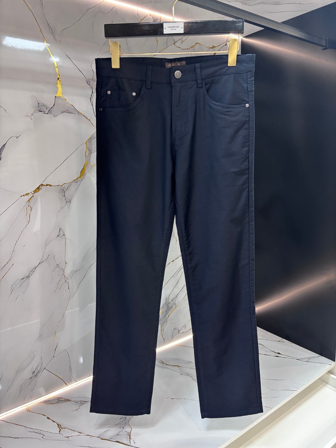 NO:775539,LP Loro Piana High-end customized, latest casual pants, original customized replica, customer-supplied hardware and accessories, original quality, imported composite fabric, anti-wrinkle and strong, breathable and comfortable. Fine workmanship, excellent upper body, size 30-40,,loro piana,19860909LP 诺悠翩雅 高端定制、最新款休闲休闲裤,原版定制复刻 客供五金辅料 原单品质 进口复合面料 抗皱坚挺,透气舒适.做工走线精细 上身绝佳,尺码30-40,,loro piana,,Men's clothing