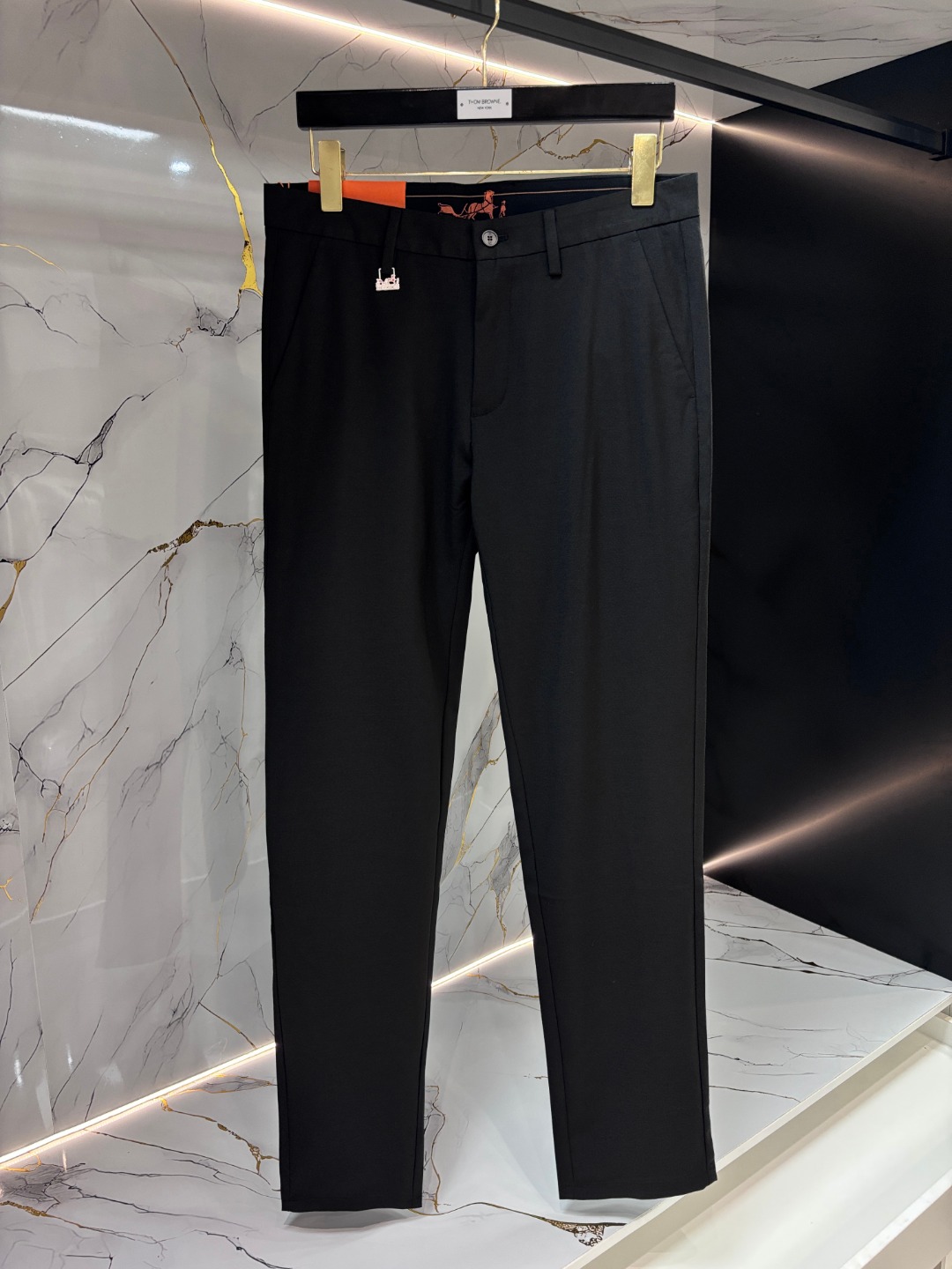 NO:775551,Hermes Hermes high-end customized, latest casual pants, original customized replica, customer-supplied hardware accessories, original quality, imported composite fabrics, anti-wrinkle and strong, breathable and comfortable. Fine workmanship and fine routing. Excellent upper body, size 30-40,, hermes, hermes,19860909Hermes 爱马仕高端定制、最新款休闲休闲裤,原版定制复刻 客供五金辅料 原单品质 进口复合面料 抗皱坚挺,透气舒适.做工走线精细 上身绝佳,尺码30-40,,hermes,hermes,,Men's clothing