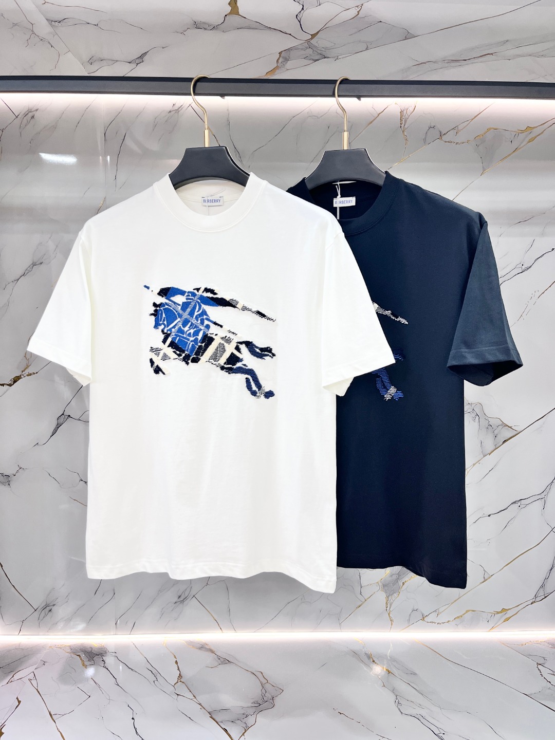 NO:773555,Burberry's Max XL can wear up to 200 pounds. Top round neck casual short sleeves. Top version. High-end customized versatile style. Anyone can easily control it. Fully customized fabric. The latest logo design of the luxury classic brand on the chest. It is very classy and a must-have for those who know their stuff!  The tailoring is slim-fitting, very refined, shows off aura, and highlights the sophistication of business men. This is unique, it has just the right amount of slim fit, and the upper body effect is great!  Sizes XS-XL (counter sizes are equivalent to M-3XL),,burberry,burberry,T-shirt,19860909Burberry 巴宝莉 胖哥福音最大XL可穿200斤 顶级圆领休闲短袖 顶级版本 高级定制百搭款式 任何人都可以轻松驾驭 面料全订制工艺 胸前奢华经典品牌最新logo设计,非常显档次懂货的必须入！版型剪裁属于修身款 非常精致,显气场,又会凸显商务男士的精致,这就是独到之处,恰到好处的修身,上身效果非常赞！尺码XS-XL（专柜码等同M-3XL）,,burberry,burberry,T-shirt,,Men's clothing