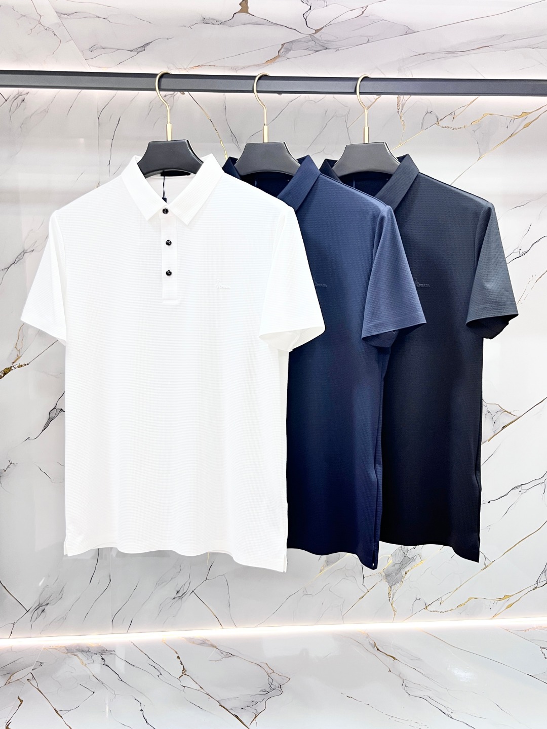 NO:832788,Prada Men's POLO shirt with lapel and short sleeves, made in Italy, sold through foreign channels, complete with three labels. Classic zipper design, embroidered logo on the chest, light and breathable fabric, very comfortable to wear in summer, good fit, suitable for business and leisure, suitable for daily commuting and sports. Size M-4XL,, prada, prada, T-shirt,19860909Prada 普拉达 男士POLO衫翻领短袖,意大利原产,洋行渠道货,三标齐全.经典拉链设计,胸前刺绣logo,面料轻薄透气,夏天穿很舒服,版型正,商务休闲都能搭,日常通勤、运动都合适.码数M-4XL,,prada,prada,T-shirt,,Men's clothing
