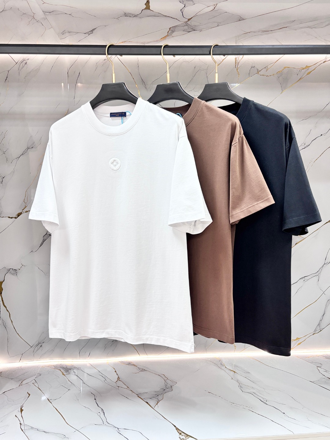 NO:773557,LV Louis Vuitton spring and summer new style debuts the latest short-sleeved round neck T-shirt, high-end customization, avant-garde and fashionable design!  Brand logo heavy craftsmanship printing design. Comfortable to wear. Exquisite stitching. Fine workmanship. The upper body effect is incomparably handsome!  Same style for men and women!  Size S-XL,,louis vuitton,louis vuitton,T-shirt,tees,t-shirt,19860909LV 路易威登 春夏新款首发最新款短袖圆领T恤 高端订制 设计前卫时尚！品牌logo重工艺印花设计 .穿着舒适.级别精致车线.做工精细.上身效果无敌帅气！男女同款！码数S-XL,,louis vuitton,louis vuitton,T-shirt,tees，t-shirt,,Men's clothing