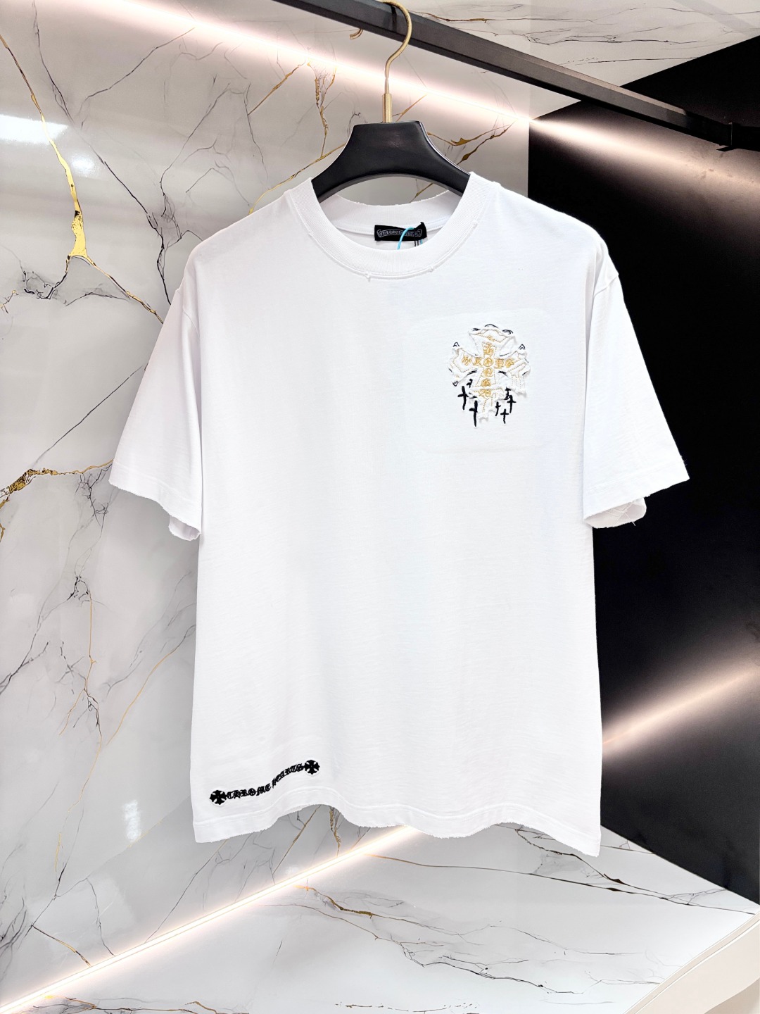 NO:773551,Crow Heart's latest spring and summer new style short-sleeved round neck T-shirt, high-end custom design, avant-garde and fashionable!  Brand logo heavy craftsmanship printing design. Comfortable to wear. Exquisite stitching. Fine workmanship. The upper body effect is incomparably handsome!  Same style for men and women!  Size S-XL,,chrome hearts,T-shirt,tees,t-shirt,19860909克罗心 春夏新款首发最新款短袖圆领T恤 高端订制 设计前卫时尚！品牌logo重工艺印花设计 .穿着舒适.级别精致车线.做工精细.上身效果无敌帅气！男女同款！码数S-XL,,chrome hearts,T-shirt,tees，t-shirt,,Men's clothing
