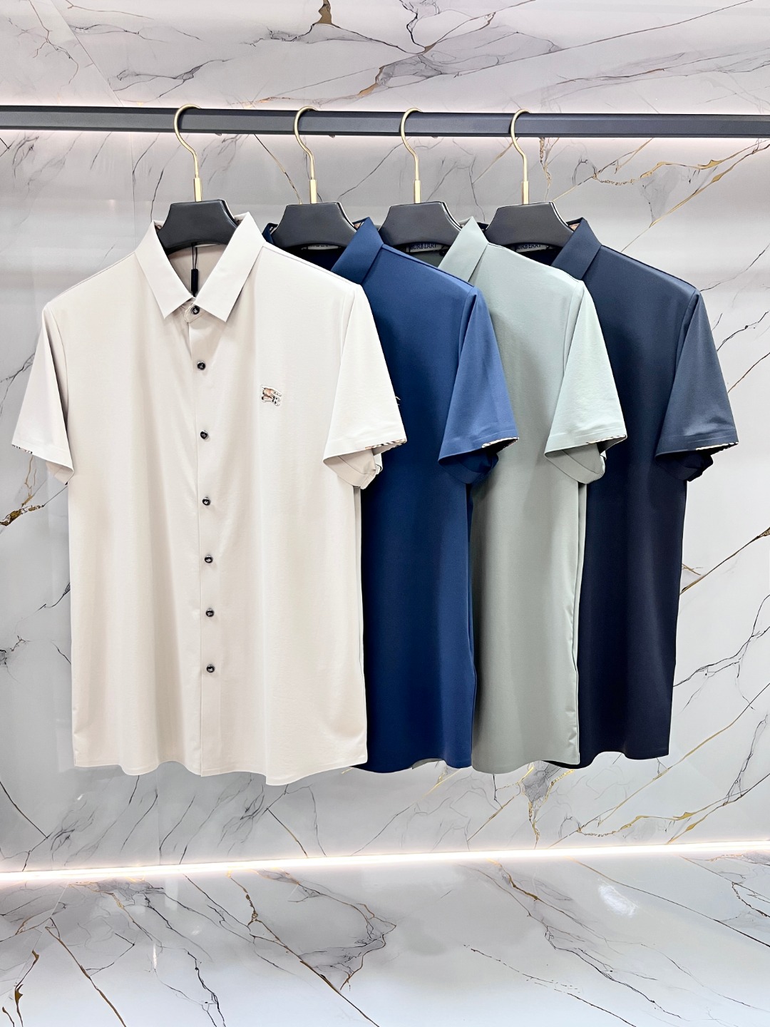 NO:773570,Burberry Men's POLO shirt, made in Italy, sold through foreign channels, complete with three labels. Classic zipper design, embroidered logo on the chest, light and breathable fabric, very comfortable to wear in summer, good fit, suitable for business and leisure, suitable for daily commuting and sports. Size M-4XL,, burberry, burberry,19860909Burberry 巴宝莉 男士POLO衫,意大利原产,洋行渠道货,三标齐全.经典拉链设计,胸前刺绣logo,面料轻薄透气,夏天穿很舒服,版型正,商务休闲都能搭,日常通勤、运动都合适.码数M-4XL,,burberry,burberry,,Men's clothing