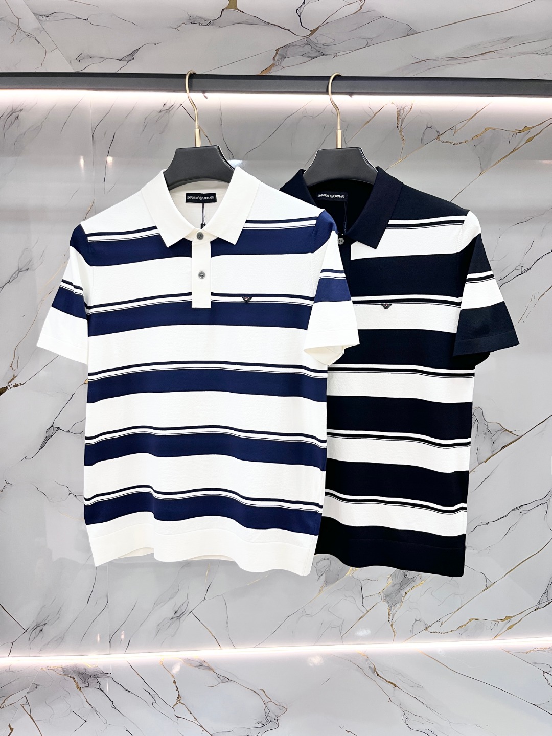 NO:847123,Armani Armani's new popular spring lapel T-shirt, casual and fashionable outer wear, a must-have for inner wear, comfortable and good-looking, visible on the upper body. Custom-imported high-end Tencel fabric, with a fine, silky and textured feel, the upper body is comfortable, breathable and refreshing, fashionable and stylish to wear. The logo design is very unique, original quality and craftsmanship, perfect three-dimensional slim tailoring, and the seams and seams are very rigorous and elegant. Absolute first-line OEM requirements!  Don’t miss it, male gods!  Size M-3XL,,armani,armani,tees,t-shirt,19860909Armani 阿玛尼 开春新款时尚大爆款翻领T恤,休闲时尚外穿 内搭必备款,舒适好看上身可见 定制进口高端天丝面料,手感细腻丝滑有质感,上身舒适透气清爽,穿着时尚大气有型 标志设计非常独特,原版品质与工艺 完美立体修身剪裁 锁边缝盘都非常严谨考究 绝对一线代工要求！男神们别错过！尺码 M-3XL,,armani,armani,tees，t-shirt,,Men's clothing