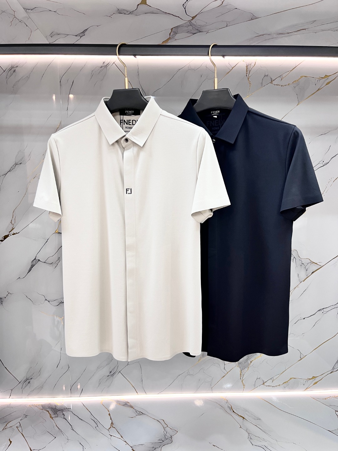 NO:837500,Fendi Fendi's new trendy hot-selling lapel T-shirt for spring, a must-have for casual and fashionable outer wear, comfortable and good-looking for the upper body. Custom-imported high-end Tencel fabric, with a fine, silky and textured feel. The upper body is comfortable, breathable and refreshing, and it is fashionable and stylish. The logo design is very unique, original quality and craftsmanship, perfect three-dimensional slim tailoring, and the seams and seams are very rigorous and elegant. Absolute first-line OEM requirements!  Don’t miss it, male gods!  Size M-3XL,,fendi,fendi,tees,t-shirt,19860909Fendi 芬迪开春新款时尚大爆款翻领T恤,休闲时尚外穿 内搭必备款,舒适好看上身可见 定制进口高端天丝面料,手感细腻丝滑有质感,上身舒适透气清爽,穿着时尚大气有型 标志设计非常独特,原版品质与工艺 完美立体修身剪裁 锁边缝盘都非常严谨考究 绝对一线代工要求！男神们别错过！尺码 M-3XL,,fendi,fendi,tees，t-shirt,,Men's clothing