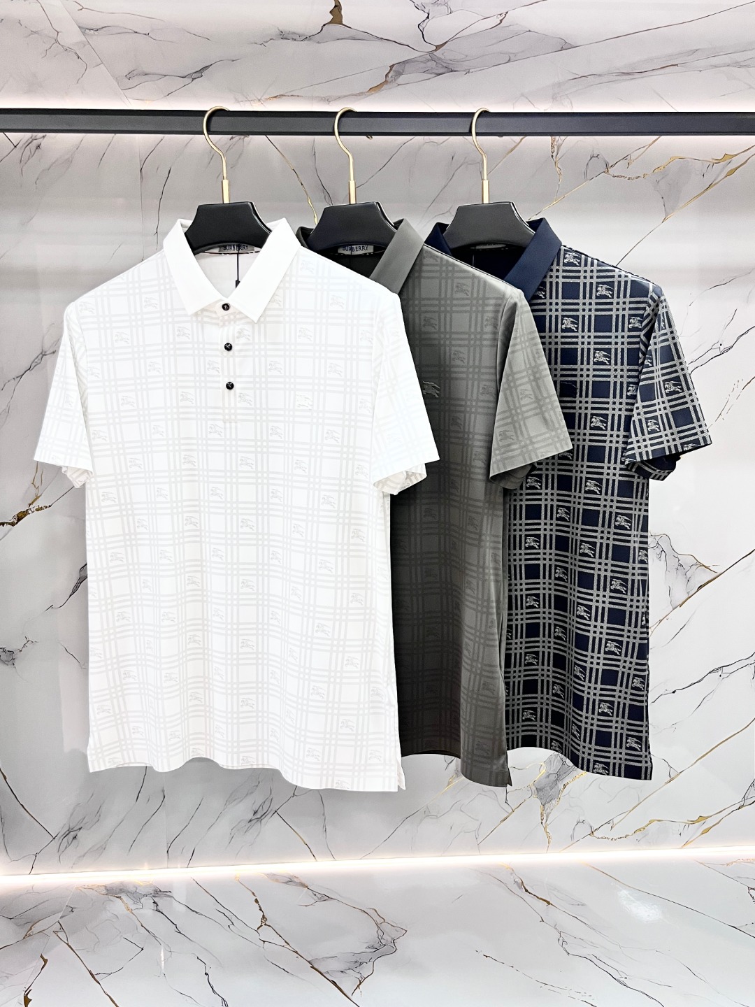NO:955777,Burberry's new fashion hot spring lapel T-shirt, casual and fashionable outer wear, a must-have for inner wear, comfortable and good-looking, visible on the upper body. Custom-imported high-end Tencel fabric, with a fine, silky and textured feel, the upper body is comfortable, breathable and refreshing, fashionable and stylish to wear. The logo design is very unique, original quality and craftsmanship, perfect three-dimensional slim tailoring, the seams and seams are very rigorous and elegant, absolutely the first-line OEM requirements!  Don’t miss it, male gods!  Size M-4XL,,burberry,burberry,tees,t-shirt,19860909Burberry 巴宝莉开春新款时尚大爆款翻领T恤,休闲时尚外穿 内搭必备款,舒适好看上身可见 定制进口高端天丝面料,手感细腻丝滑有质感,上身舒适透气清爽,穿着时尚大气有型 标志设计非常独特,原版品质与工艺 完美立体修身剪裁 锁边缝盘都非常严谨考究 绝对一线代工要求！男神们别错过！尺码 M-4XL,,burberry,burberry,tees，t-shirt,,Men's clothing