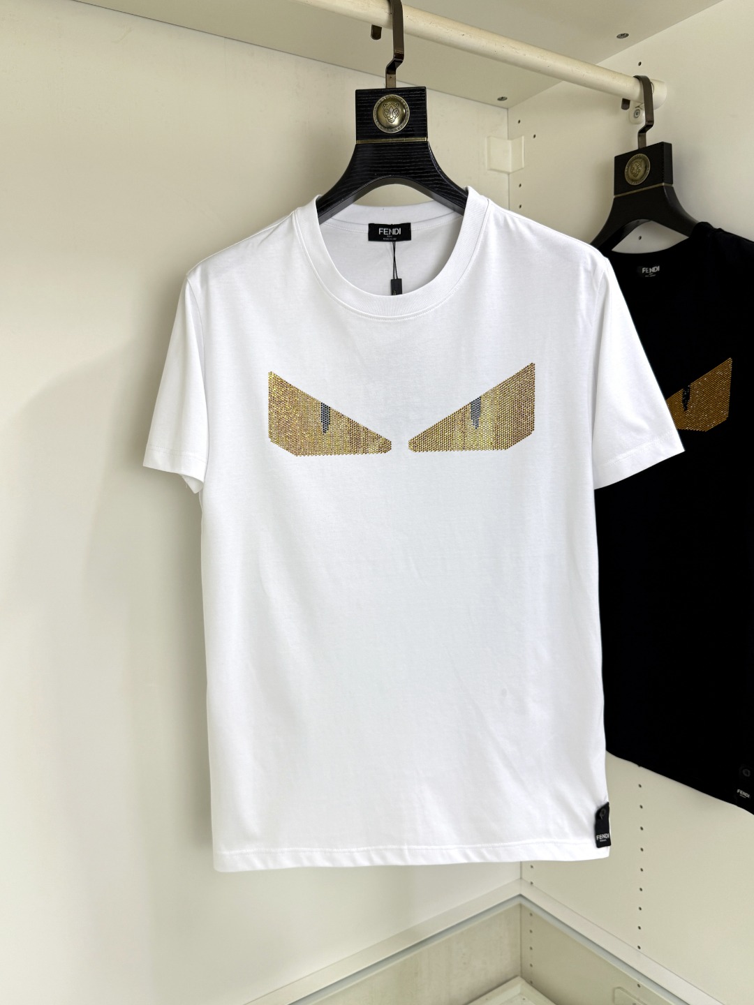 NO:847157,Fendi Fendi Fat Brother Gospel 4XL wears 200 pounds. The top round neck casual short-sleeved advanced customization and versatile style can be easily controlled by anyone. The fabric is fully customized and the latest logo design of the luxury classic brand on the chest is very classy and a must-have for those who know the goods!  The tailoring is slim-fitting, very refined, shows off aura, and highlights the sophistication of business men. This is unique, it has just the right amount of slim fit, and the upper body effect is great!  Size M-4XL,,fendi,fendi,T-shirt,19860909Fendi 芬迪 胖哥福音4XL穿200斤 顶级圆领休闲短袖高级定制百搭款式 任何人都可以轻松驾驭 面料全订制工艺 胸前奢华经典品牌最新logo设计,非常显档次懂货的必须入！版型剪裁属于修身款 非常精致,显气场,又会凸显商务男士的精致,这就是独到之处,恰到好处的修身,上身效果非常赞！尺码M-4XL,,fendi,fendi,T-shirt,,Men's clothing