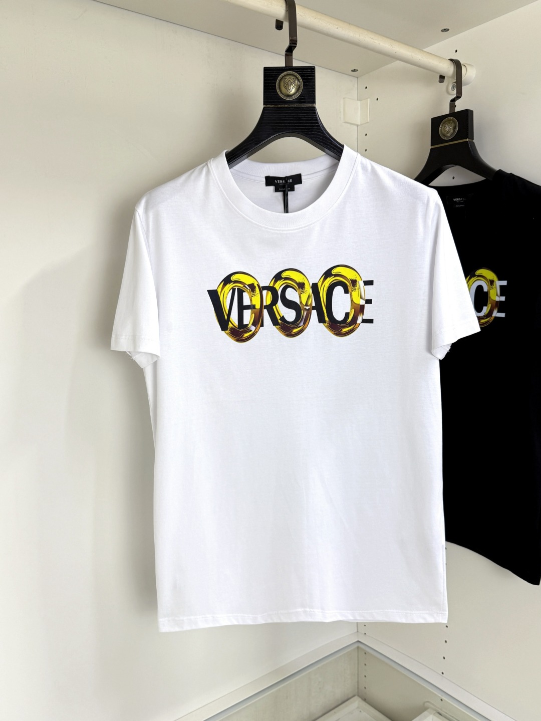NO:847159,Versace Versace Fat Brother Gospel 4XL wears 200 pounds. Top round neck casual short-sleeved advanced customization and versatile style. Anyone can easily control it. The fabric is fully customized. The latest logo design of the luxury classic brand on the chest is very classy and a must-have for those who know the goods!  The tailoring is slim-fitting, very refined, shows off aura, and highlights the sophistication of business men. This is unique, it has just the right amount of slim fit, and the upper body effect is great!  Size M-4XL,,versace,versace,T-shirt,19860909Versace 范思哲 胖哥福音4XL穿200斤 顶级圆领休闲短袖高级定制百搭款式 任何人都可以轻松驾驭 面料全订制工艺 胸前奢华经典品牌最新logo设计,非常显档次懂货的必须入！版型剪裁属于修身款 非常精致,显气场,又会凸显商务男士的精致,这就是独到之处,恰到好处的修身,上身效果非常赞！尺码M-4XL,,versace,versace,T-shirt,,Men's clothing