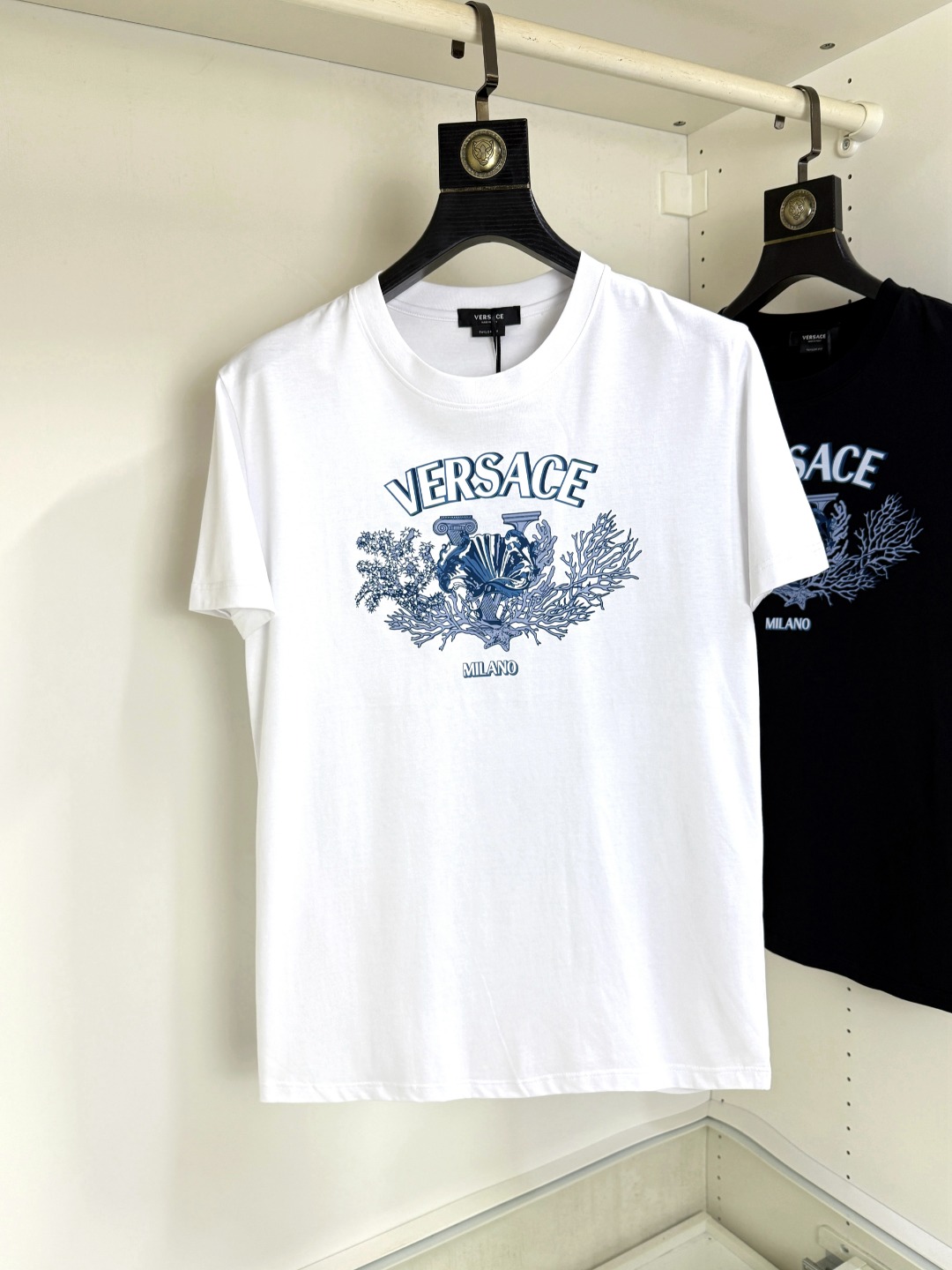 NO:847161,Versace Versace Fat Brother Gospel 4XL wears 200 pounds. Top round neck casual short-sleeved advanced customization and versatile style. Anyone can easily control it. The fabric is fully customized. The latest logo design of the luxury classic brand on the chest is very classy and a must-have for those who know the goods!  The tailoring is slim-fitting, very refined, shows off aura, and highlights the sophistication of business men. This is unique, it has just the right amount of slim fit, and the upper body effect is great!  Size M-4XL,,versace,versace,T-shirt,19860909Versace 范思哲 胖哥福音4XL穿200斤 顶级圆领休闲短袖高级定制百搭款式 任何人都可以轻松驾驭 面料全订制工艺 胸前奢华经典品牌最新logo设计,非常显档次懂货的必须入！版型剪裁属于修身款 非常精致,显气场,又会凸显商务男士的精致,这就是独到之处,恰到好处的修身,上身效果非常赞！尺码M-4XL,,versace,versace,T-shirt,,Men's clothing