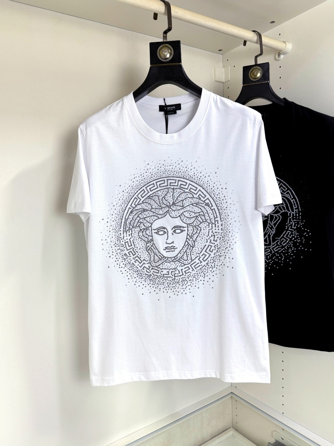 NO:847165,Versace 范思哲 胖哥福音4XL穿200斤 顶级圆领休闲短袖高级定制百搭款式 任何人都可以轻松驾驭 面料全订制工艺 胸前奢华经典品牌最新logo设计,非常显档次懂货的必须入！  The tailoring is slim-fitting, very refined, shows off aura, and highlights the sophistication of business men. This is unique, it has just the right amount of slim fit, and the upper body effect is great!  Size M-4XL,,versace,versace,T-shirt,19860909Versace 范思哲 胖哥福音4XL穿200斤 顶级圆领休闲短袖高级定制百搭款式 任何人都可以轻松驾驭 面料全订制工艺 胸前奢华经典品牌最新logo设计,非常显档次懂货的必须入！版型剪裁属于修身款 非常精致,显气场,又会凸显商务男士的精致,这就是独到之处,恰到好处的修身,上身效果非常赞！尺码M-4XL,,versace,versace,T-shirt,,Men's clothing