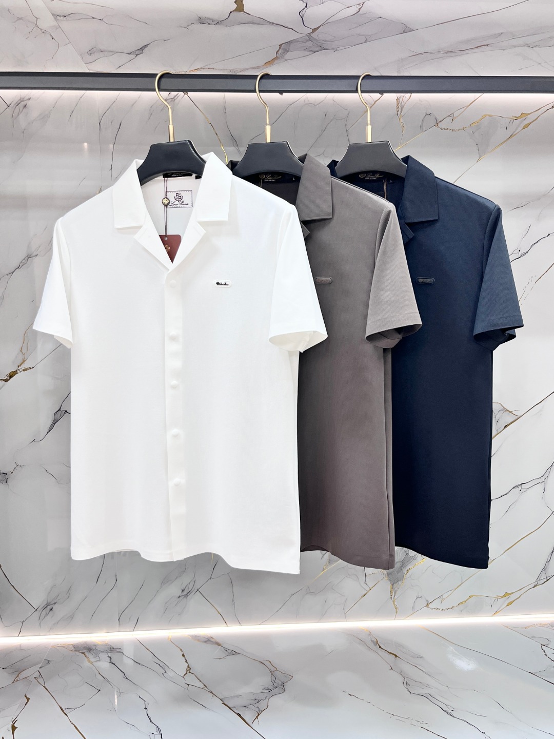 NO:955769,LP Nuoyoupanya is the new fashionable hot-selling lapel T-shirt for the spring. It is a must-have for casual and fashionable outer wear. It is a must-have for inner wear, comfortable and good-looking, and can be seen on the upper body. Custom-imported high-end Tencel fabric, which feels fine, silky and textured, and the upper body is comfortable, breathable and refreshing. It is fashionable and stylish to wear. The logo design is very unique, original quality and craftsmanship, perfect three-dimensional slim tailoring, and the seams and seams are very rigorous and elegant. Absolute first-line OEM requirements!  Don’t miss it, male gods!  Size M-3XL,,loro piana,tees,t-shirt,19860909LP 诺悠翩雅 开春新款时尚大爆款翻领T恤,休闲时尚外穿 内搭必备款,舒适好看上身可见 定制进口高端天丝面料,手感细腻丝滑有质感,上身舒适透气清爽,穿着时尚大气有型 标志设计非常独特,原版品质与工艺 完美立体修身剪裁 锁边缝盘都非常严谨考究 绝对一线代工要求！男神们别错过！尺码 M-3XL,,loro piana,tees，t-shirt,,Men's clothing