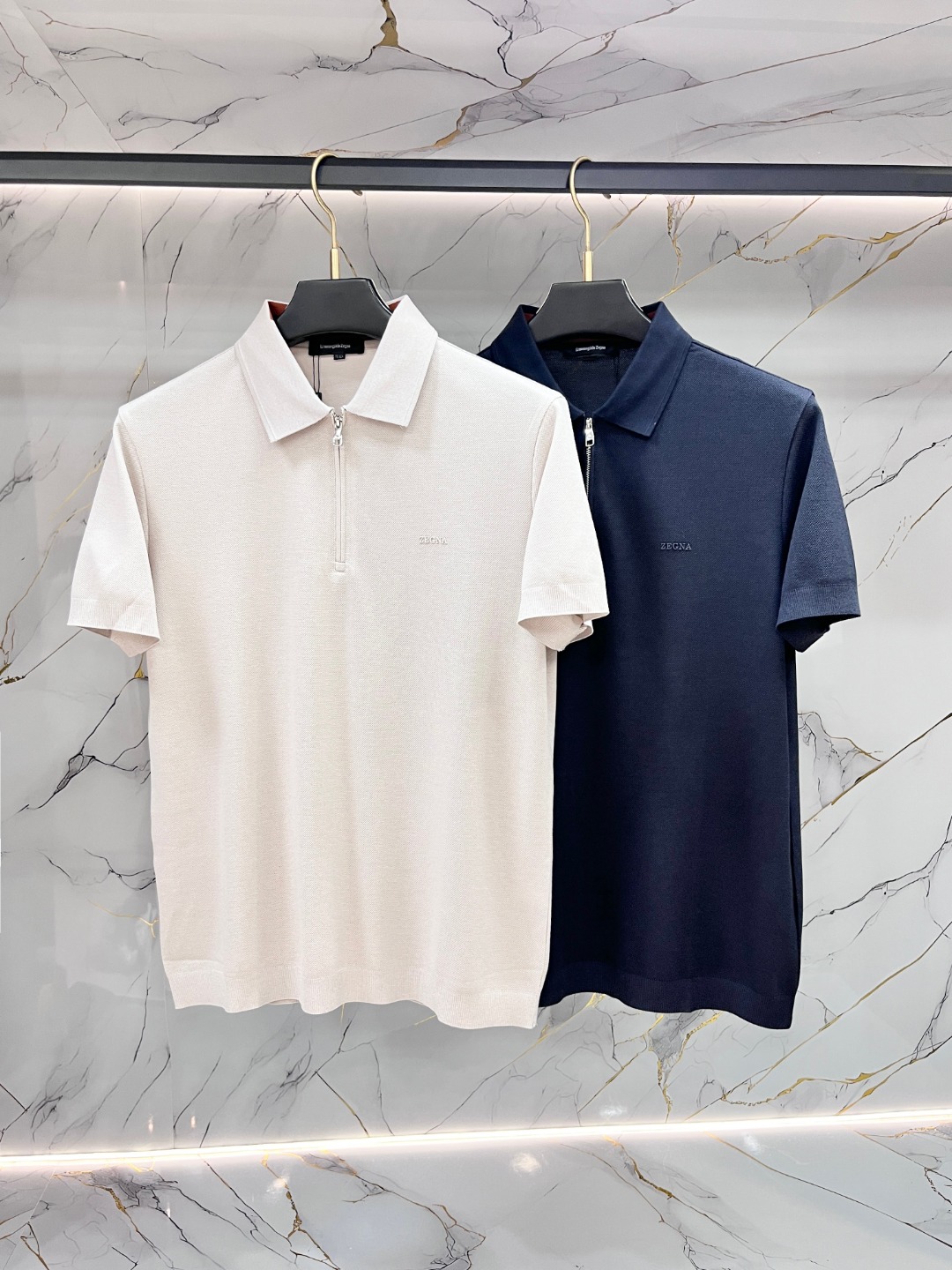 NO:837495,Zegna - the new spring style, the most popular lapel T-shirt in the counter, casual and fashionable outer wear, a must-have for inner wear, comfortable and good-looking, visible on the upper body. Custom-imported high-end knitted mercerized fabric, with a fine, silky and textured feel, the upper body is comfortable, breathable and refreshing, fashionable and stylish. The counter logo design is very unique, original quality and craftsmanship, perfect three-dimensional slim tailoring, the seams and seams are very rigorous and elegant, absolutely the first-line OEM requirements!  Don’t miss it, male gods!  All three standards are complete!  Size M-3XL,,zegna,tees,t-shirt,19860909Zegna 杰尼亚-开春新款 专柜时尚大爆款翻领T恤,休闲时尚外穿 内搭必备款,舒适好看上身可见 定制进口高端针织丝光面料,手感细腻丝滑有质感,上身舒适透气清爽,穿着时尚大气有型 专柜标志设计非常独特,原版品质与工艺 完美立体修身剪裁 锁边缝盘都非常严谨考究 绝对一线代工要求！男神们别错过！ 三标齐全！ 尺码 M-3XL,,zegna,tees，t-shirt,,Men's clothing