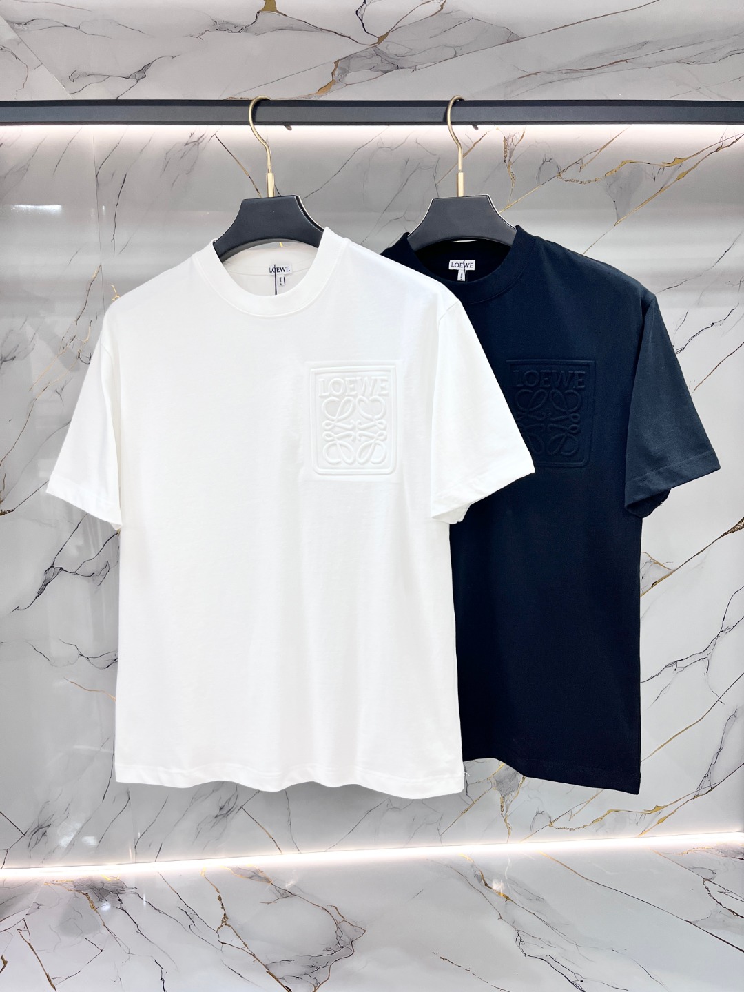 NO:832794,Loewe Luo Yiwei's Max XL can wear up to 200 pounds. Top-notch casual short-sleeved round neck. Top version. High-end customized versatile style. Anyone can easily control it. The fabric is fully customized. The latest logo design of the luxury classic brand on the chest. It is very classy and a must-have for those who know the goods!  The tailoring is slim-fitting, very refined, shows off aura, and highlights the sophistication of business men. This is unique, it has just the right amount of slim fit, and the upper body effect is great!  Sizes XS-XL (counter sizes are equivalent to M-3XL),,loewe,loewe,T-shirt,19860909Loewe 罗意威 胖哥福音最大XL可穿200斤 顶级圆领休闲短袖 顶级版本 高级定制百搭款式 任何人都可以轻松驾驭 面料全订制工艺 胸前奢华经典品牌最新logo设计,非常显档次懂货的必须入！版型剪裁属于修身款 非常精致,显气场,又会凸显商务男士的精致,这就是独到之处,恰到好处的修身,上身效果非常赞！尺码XS-XL（专柜码等同M-3XL）,,loewe,loewe,T-shirt,,Men's clothing