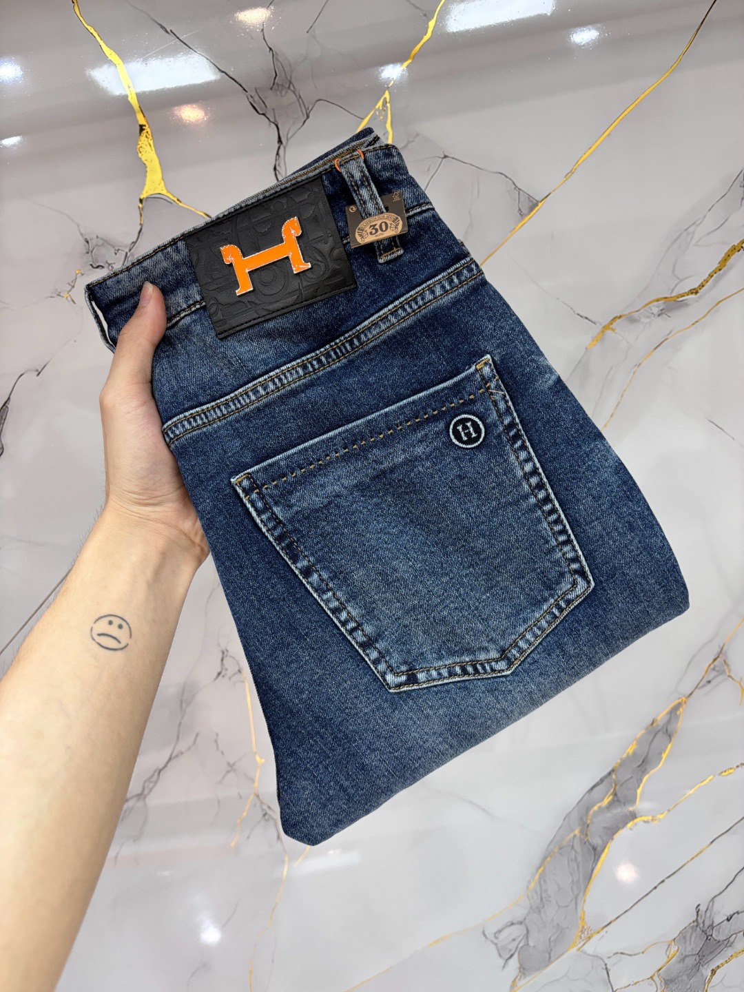 NO:847128,Hermes Hermès hot-selling new products are coming. The physical store has the best jeans counters with original 1:1 quality products, suitable for all ages. The highest version of European imported fabrics on the market. Comfortable, soft and skin-friendly, the upper body effect is super fashionable and versatile, straight and stylish, a wardrobe must-have!  Suitable for any occasion, sizes 30-40,,hermes,hermes,jeans,19860909Hermes 爱马仕 爆款来袭 新款新品 实体店已极品牛仔裤专柜原版1:1好货,适合各个年龄段.市场最高版本的欧洲进口面料.舒适柔软亲肤,上身效果超级棒时尚百搭,笔挺有型,衣橱必备！适合任何场合穿着 尺码30-40,,hermes,hermes,jeans,,Men's clothing