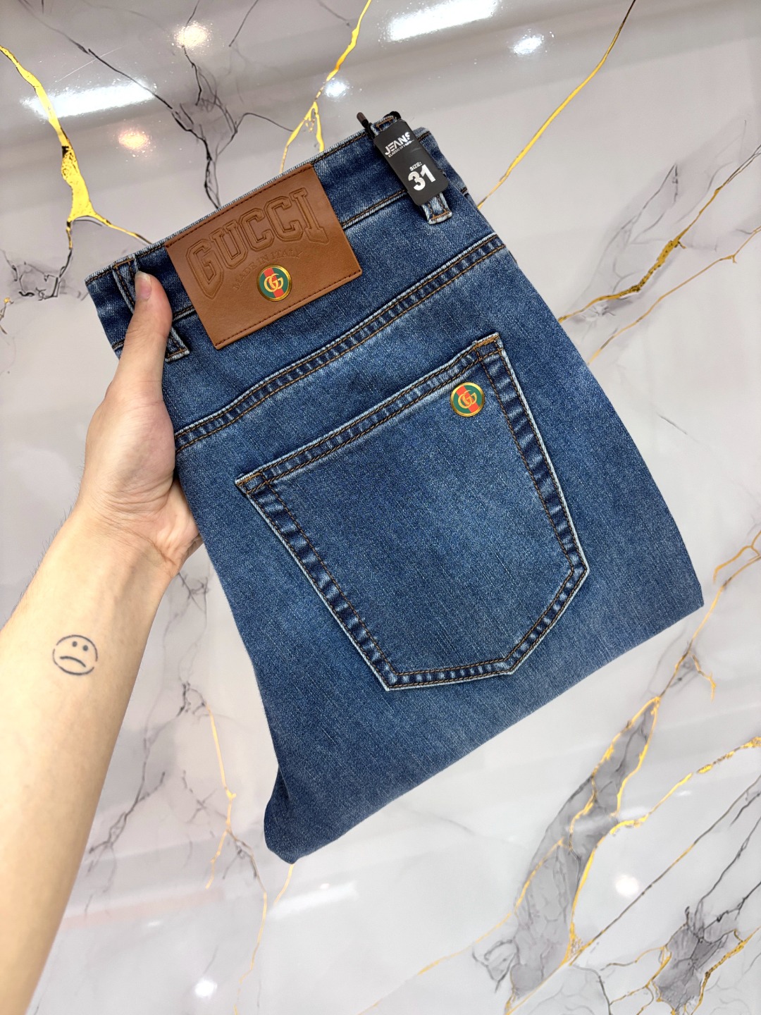 NO:847131,Gucci Gucci's hottest new products are coming. The physical store has the best original 1:1 jeans in the counter, suitable for all ages. The highest version of European imported fabrics on the market. Comfortable, soft and skin-friendly, the upper body effect is super fashionable and versatile, straight and stylish, a wardrobe must-have!  Suitable for any occasion, sizes 30-40, gucci, jeans,19860909Gucci 古奇 爆款来袭 新款新品 实体店已极品牛仔裤专柜原版1:1好货,适合各个年龄段.市场最高版本的欧洲进口面料.舒适柔软亲肤,上身效果超级棒时尚百搭,笔挺有型,衣橱必备！适合任何场合穿着 尺码30-40,,gucci,jeans,,Men's clothing