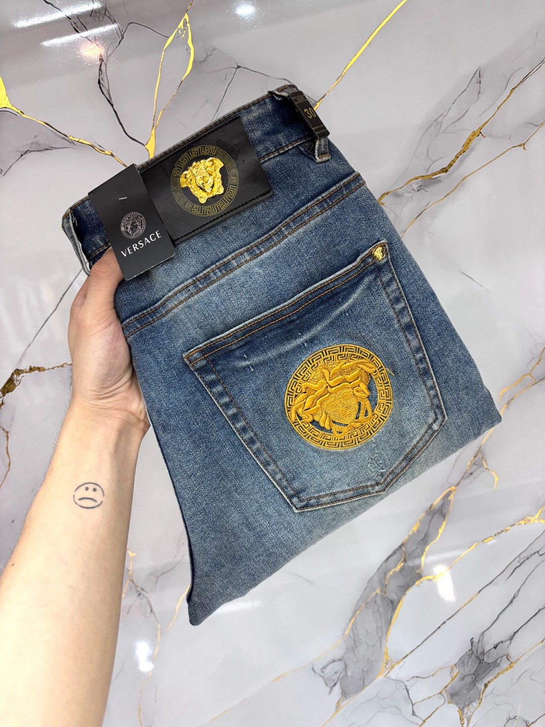 NO:847154,Versace's latest hot trend is coming. New and new products. The best jeans counters are now available in physical stores. The original 1:1 quality products are suitable for all ages. The highest version of European imported fabrics on the market. Comfortable, soft and skin-friendly, with super upper body effects. Fashionable and versatile, straight and stylish, a wardrobe must-have!  Suitable for any occasion, sizes 30-40,,versace,versace,jeans,19860909Versace 范思哲 爆款来袭 新款新品 实体店已极品牛仔裤专柜原版1:1好货,适合各个年龄段.市场最高版本的欧洲进口面料.舒适柔软亲肤,上身效果超级棒时尚百搭,笔挺有型,衣橱必备！适合任何场合穿着 尺码30-40,,versace,versace,jeans,,Men's clothing