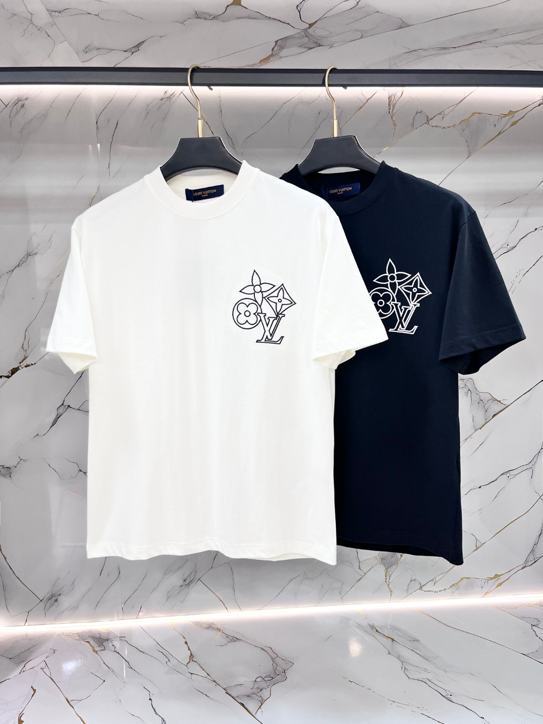 NO:773564,LV Louis Vuitton's Fat Brother's Gospel can be worn up to 200 pounds in XL, top round neck casual short sleeves, top version, advanced customization and versatile style, anyone can easily control it, fully customized fabrics, the latest logo design of luxury classic brands on the chest, very classy and a must-have for those who know their stuff!  The tailoring is slim-fitting, very refined, shows off aura, and highlights the sophistication of business men. This is unique, it has just the right amount of slim fit, and the upper body effect is great!  Sizes XS-XL (counter sizes are equivalent to M-3XL),, louis vuitton, louis vuitton, T-shirt,19860909LV 路易威登 胖哥福音最大XL可穿200斤 顶级圆领休闲短袖 顶级版本 高级定制百搭款式 任何人都可以轻松驾驭 面料全订制工艺 胸前奢华经典品牌最新logo设计,非常显档次懂货的必须入！版型剪裁属于修身款 非常精致,显气场,又会凸显商务男士的精致,这就是独到之处,恰到好处的修身,上身效果非常赞！尺码XS-XL（专柜码等同M-3XL）,,louis vuitton,louis vuitton,T-shirt,,Men's clothing