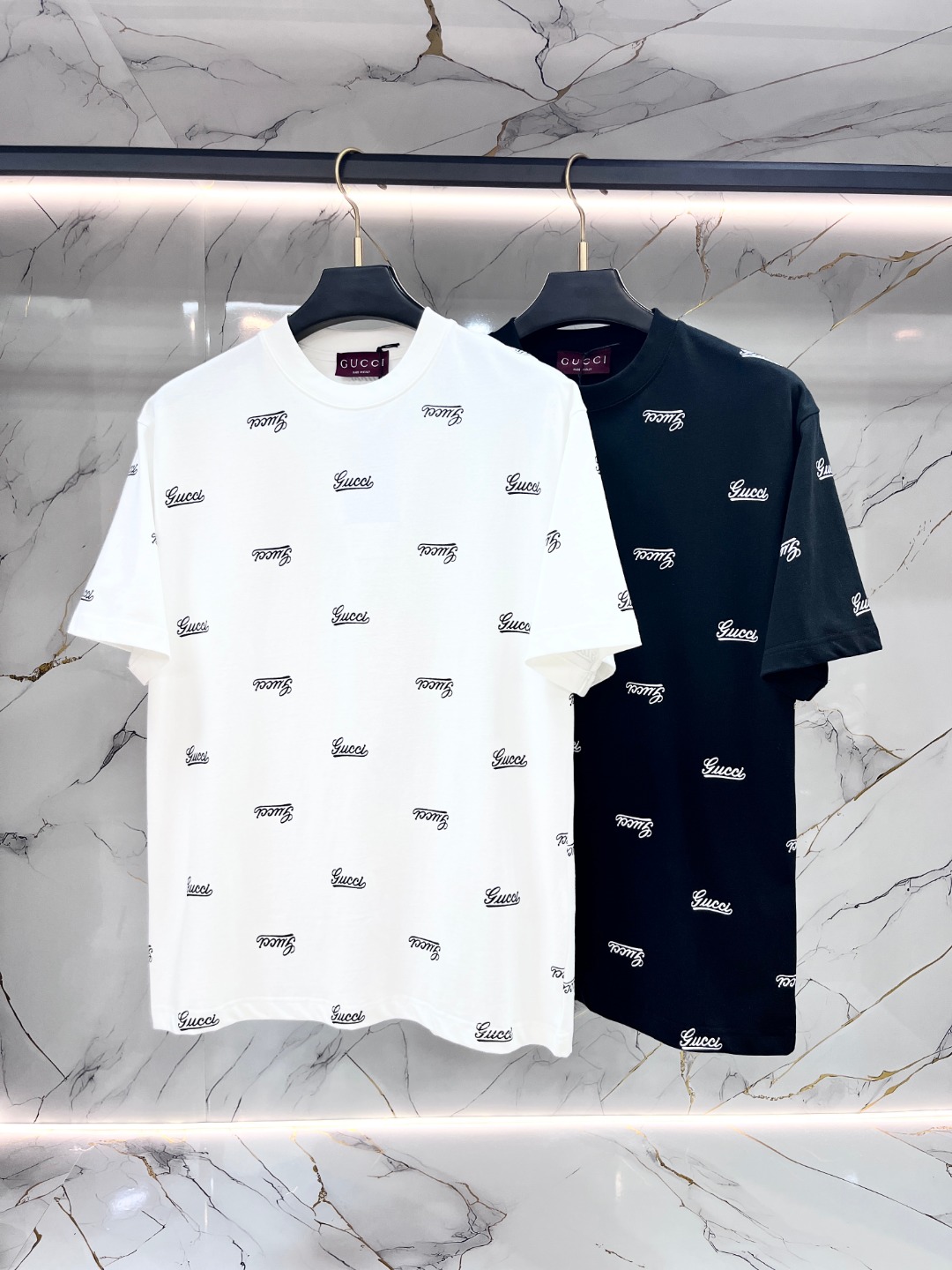 NO:826904,Gucci Gucci Fat Brother's Gospel can be worn up to 200 pounds in XL, top round neck casual short sleeves, top version, advanced customization and versatile style, anyone can easily control it, fully customized fabrics, latest logo design of luxury classic brand on the chest, very classy and a must-have for those who know their stuff!  The tailoring is slim-fitting, very refined, shows off aura, and highlights the sophistication of business men. This is unique, it has just the right amount of slim fit, and the upper body effect is great!  Sizes XS-XL (counter sizes are equivalent to M-3XL),,gucci,T-shirt,19860909Gucci 古奇 胖哥福音最大XL可穿200斤 顶级圆领休闲短袖 顶级版本 高级定制百搭款式 任何人都可以轻松驾驭 面料全订制工艺 胸前奢华经典品牌最新logo设计,非常显档次懂货的必须入！版型剪裁属于修身款 非常精致,显气场,又会凸显商务男士的精致,这就是独到之处,恰到好处的修身,上身效果非常赞！尺码XS-XL（专柜码等同M-3XL）,,gucci,T-shirt,,Men's clothing