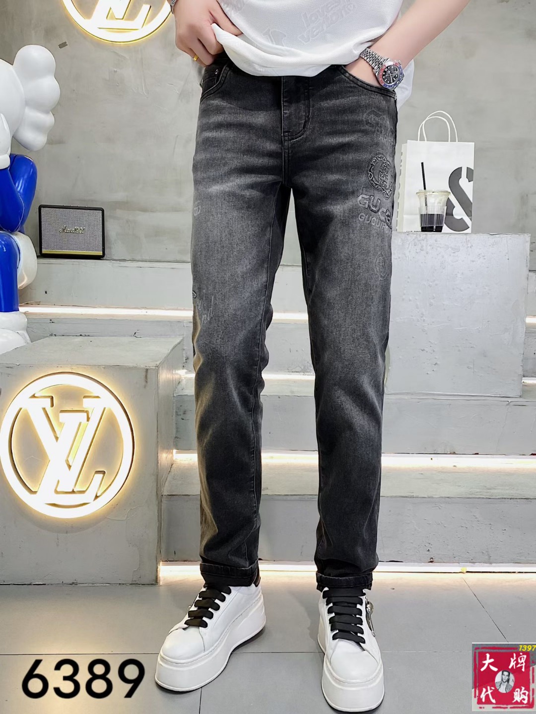 NO:844685,Gucci Gucci men's jeans original factory original fabric original wash water!  Imported original washed elastic fabric, complicated handicraft superposition, any washing process will turn into a completely different color effect if you stay for a few seconds longer, so it is more precious, especially durable and taste-resistant... Use the best elastic texture of tannin, genuine leather labels, high-end metal accessories... to create a unique and original jeans style!  Original hardware accessories, super correct fit, comfortable and breathable, extremely high grade, counter quality, handsome upper body. Size 29-38, gucci, jeans,19860909Gucci 古奇 男士牛仔裤原厂原布原洗水！进口原版水洗弹力面料,复杂的手工艺叠加,任何一个洗水环节多停留几秒都会变成完全不一样的颜色效果,所以越加珍贵,特别持久、耐味…… 选用上乘的丹宁弹力质感,真皮皮牌、高定的金属辅料……打造出独特及原创的牛仔裤款型！原版五金辅料,版型超正,舒适透气,档次极高,专柜品质,上身帅气十足.码数29-38,,gucci,jeans,,Men's clothing