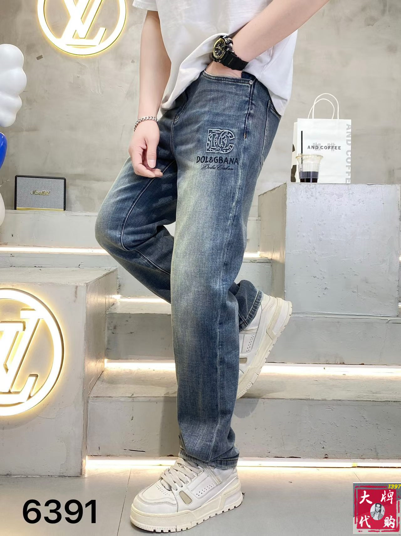 NO:844699,DG Dolce & Gabbana men's jeans original factory original fabric original wash water!  Imported original washed elastic fabric, complicated handicraft superposition, any washing process will turn into a completely different color effect if you stay for a few seconds longer, so it is more precious, especially durable and taste-resistant... Use the best elastic texture of tannin, genuine leather labels, high-end metal accessories... to create a unique and original jeans style!  Original hardware accessories, super correct fit, comfortable and breathable, extremely high grade, counter quality, handsome upper body. Size 29-38,,Dolce&Gabbana,jeans,19860909DG 杜嘉班纳 男士牛仔裤原厂原布原洗水！进口原版水洗弹力面料,复杂的手工艺叠加,任何一个洗水环节多停留几秒都会变成完全不一样的颜色效果,所以越加珍贵,特别持久、耐味…… 选用上乘的丹宁弹力质感,真皮皮牌、高定的金属辅料……打造出独特及原创的牛仔裤款型！原版五金辅料,版型超正,舒适透气,档次极高,专柜品质,上身帅气十足.码数29-38,,Dolce&Gabbana,jeans,,Men's clothing