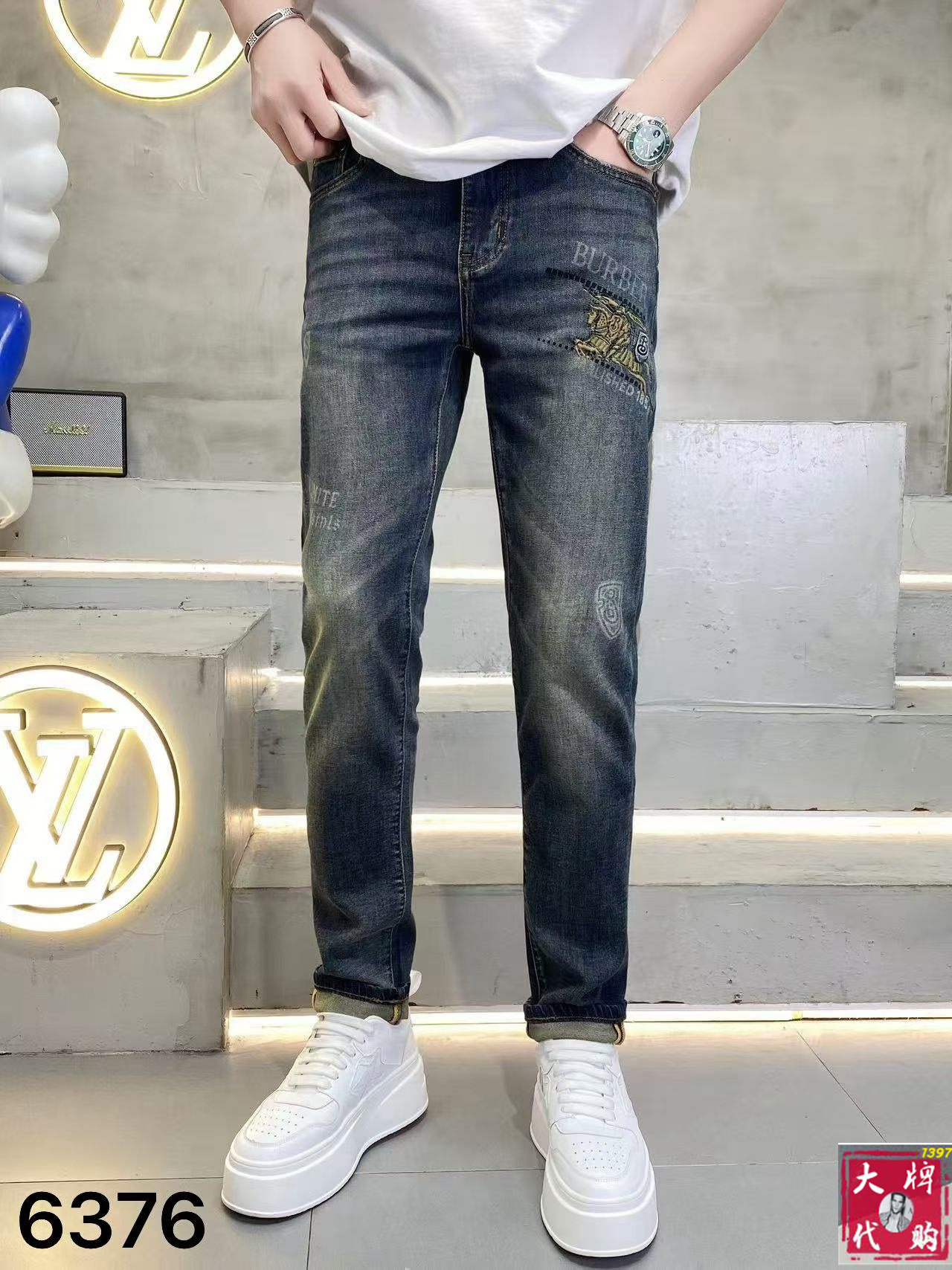 NO:844705,Burberry men's jeans original factory original fabric original wash water!  Imported original washed elastic fabric, complicated handicraft superposition, any washing process will turn into a completely different color effect if you stay for a few seconds longer, so it is more precious, especially durable and taste-resistant... Use the best elastic texture of tannin, genuine leather labels, high-end metal accessories... to create a unique and original jeans style!  Original hardware accessories, super correct fit, comfortable and breathable, extremely high grade, counter quality, handsome upper body. Size 29-38, burberry, burberry, jeans,19860909Burberry 巴宝莉 男士牛仔裤原厂原布原洗水！进口原版水洗弹力面料,复杂的手工艺叠加,任何一个洗水环节多停留几秒都会变成完全不一样的颜色效果,所以越加珍贵,特别持久、耐味…… 选用上乘的丹宁弹力质感,真皮皮牌、高定的金属辅料……打造出独特及原创的牛仔裤款型！原版五金辅料,版型超正,舒适透气,档次极高,专柜品质,上身帅气十足.码数29-38,,burberry,burberry,jeans,,Men's clothing