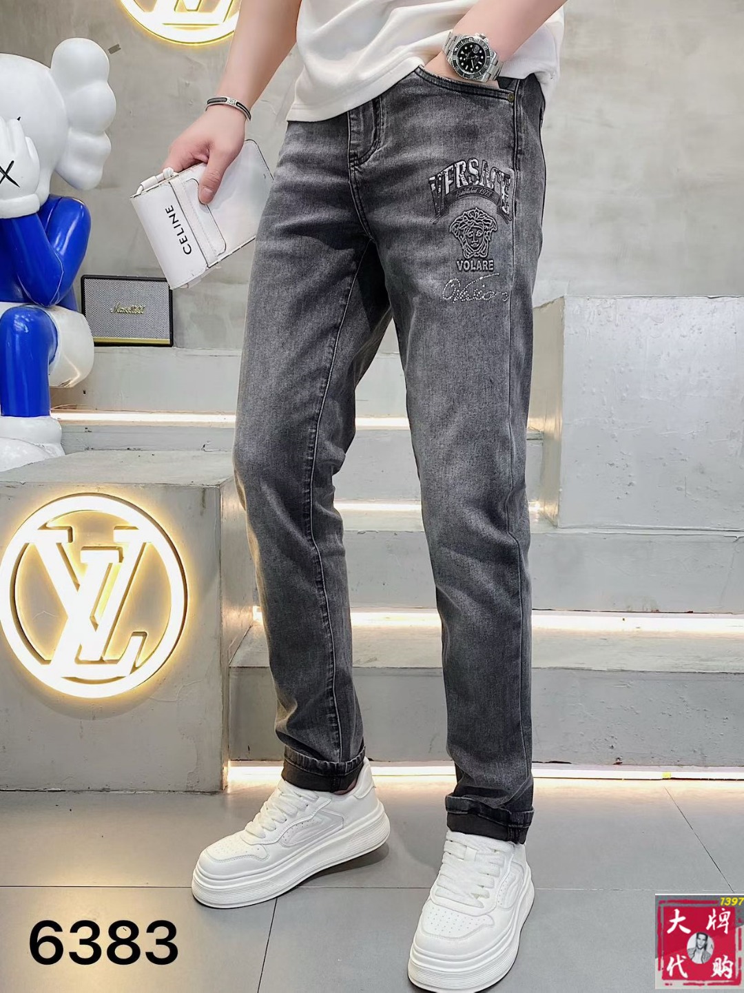 NO:844711,Versace men's jeans original factory original fabric original wash water!  Imported original washed elastic fabric, complicated handicraft superposition, any washing process will turn into a completely different color effect if you stay for a few seconds longer, so it is more precious, especially durable and taste-resistant... Use the best elastic texture of tannin, genuine leather labels, high-end metal accessories... to create a unique and original jeans style!  Original hardware accessories, super correct fit, comfortable and breathable, extremely high grade, counter quality, handsome upper body. Size 29-38,,versace,versace,jeans,19860909Versace 范思哲 男士牛仔裤原厂原布原洗水！进口原版水洗弹力面料,复杂的手工艺叠加,任何一个洗水环节多停留几秒都会变成完全不一样的颜色效果,所以越加珍贵,特别持久、耐味…… 选用上乘的丹宁弹力质感,真皮皮牌、高定的金属辅料……打造出独特及原创的牛仔裤款型！原版五金辅料,版型超正,舒适透气,档次极高,专柜品质,上身帅气十足.码数29-38,,versace,versace,jeans,,Men's clothing