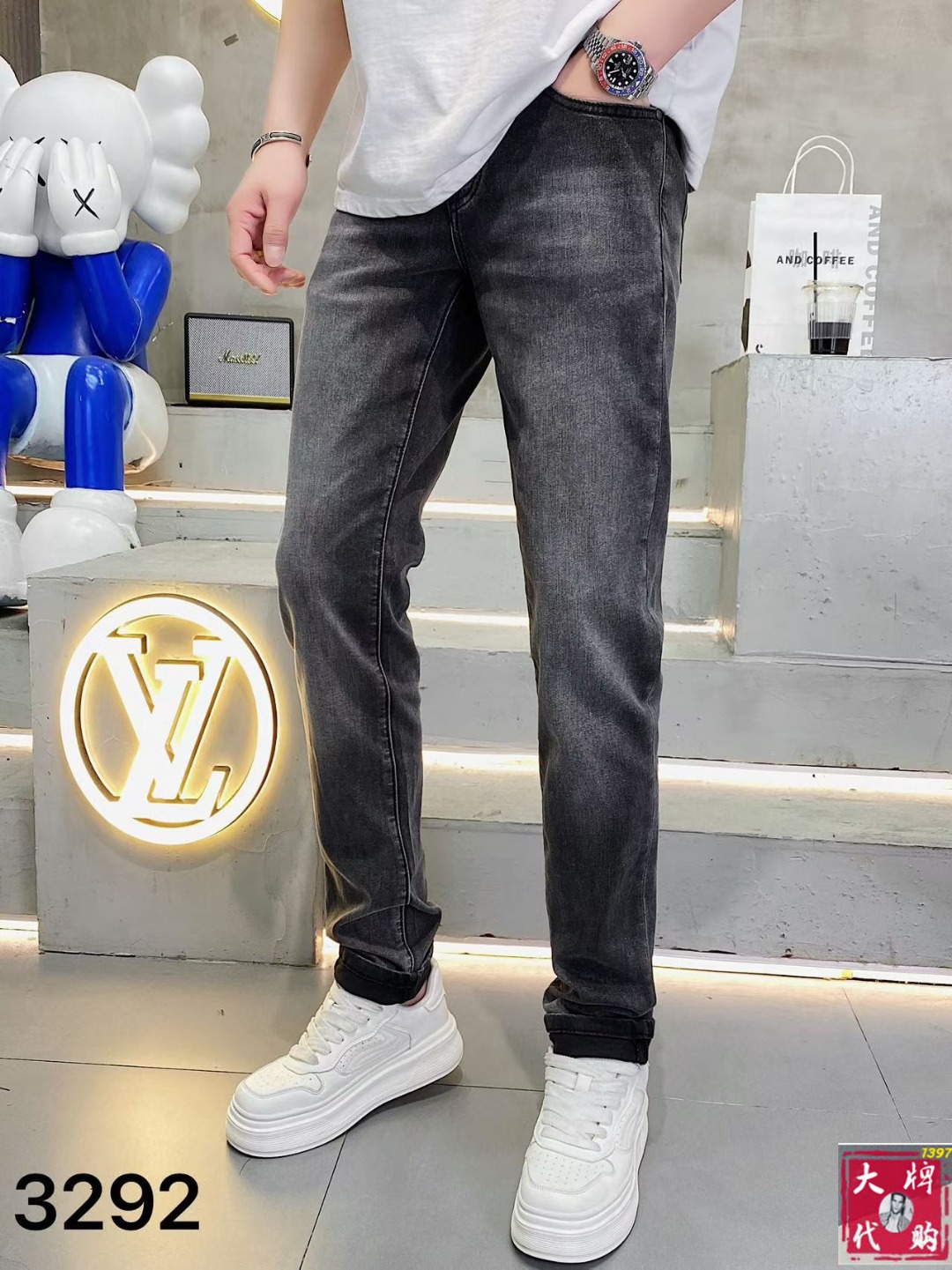 NO:844721,Zegna men's jeans original factory original fabric original wash water!  Imported original washed elastic fabric, complicated handicraft superposition, any washing process will turn into a completely different color effect if you stay for a few seconds longer, so it is more precious, especially durable and taste-resistant... Use the best elastic texture of tannin, genuine leather labels, high-end metal accessories... to create a unique and original jeans style!  Original hardware accessories, super correct fit, comfortable and breathable, extremely high grade, counter quality, handsome upper body. Size 29-38,,zegna,jeans,19860909Zegna 杰尼亚 男士牛仔裤原厂原布原洗水！进口原版水洗弹力面料,复杂的手工艺叠加,任何一个洗水环节多停留几秒都会变成完全不一样的颜色效果,所以越加珍贵,特别持久、耐味…… 选用上乘的丹宁弹力质感,真皮皮牌、高定的金属辅料……打造出独特及原创的牛仔裤款型！原版五金辅料,版型超正,舒适透气,档次极高,专柜品质,上身帅气十足.码数29-38,,zegna,jeans,,Men's clothing